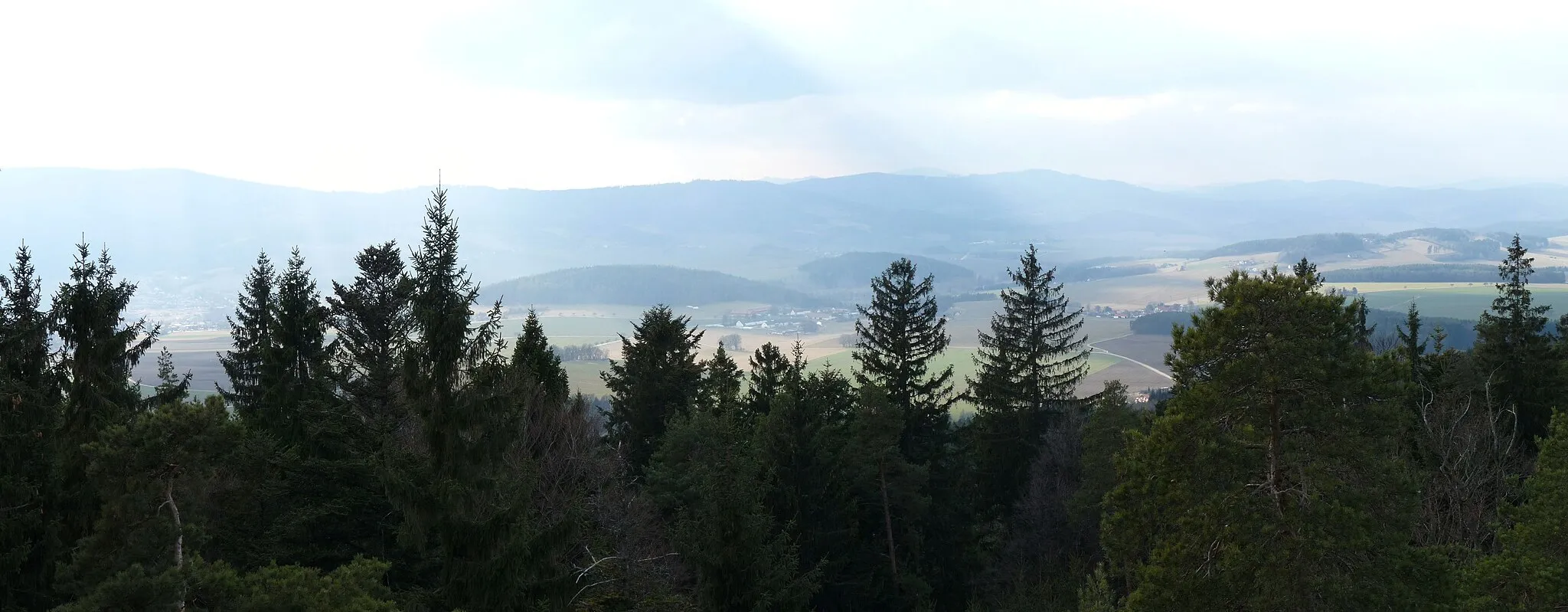 Photo showing: Westbound view from Kluk (741 m), a mountain in the Prachatická hornatina (Prachatice Highlands), part of the Šumavské podhůří (Šumava Foothills) in České Budějovice District, South Bohemia, Czech Republic.