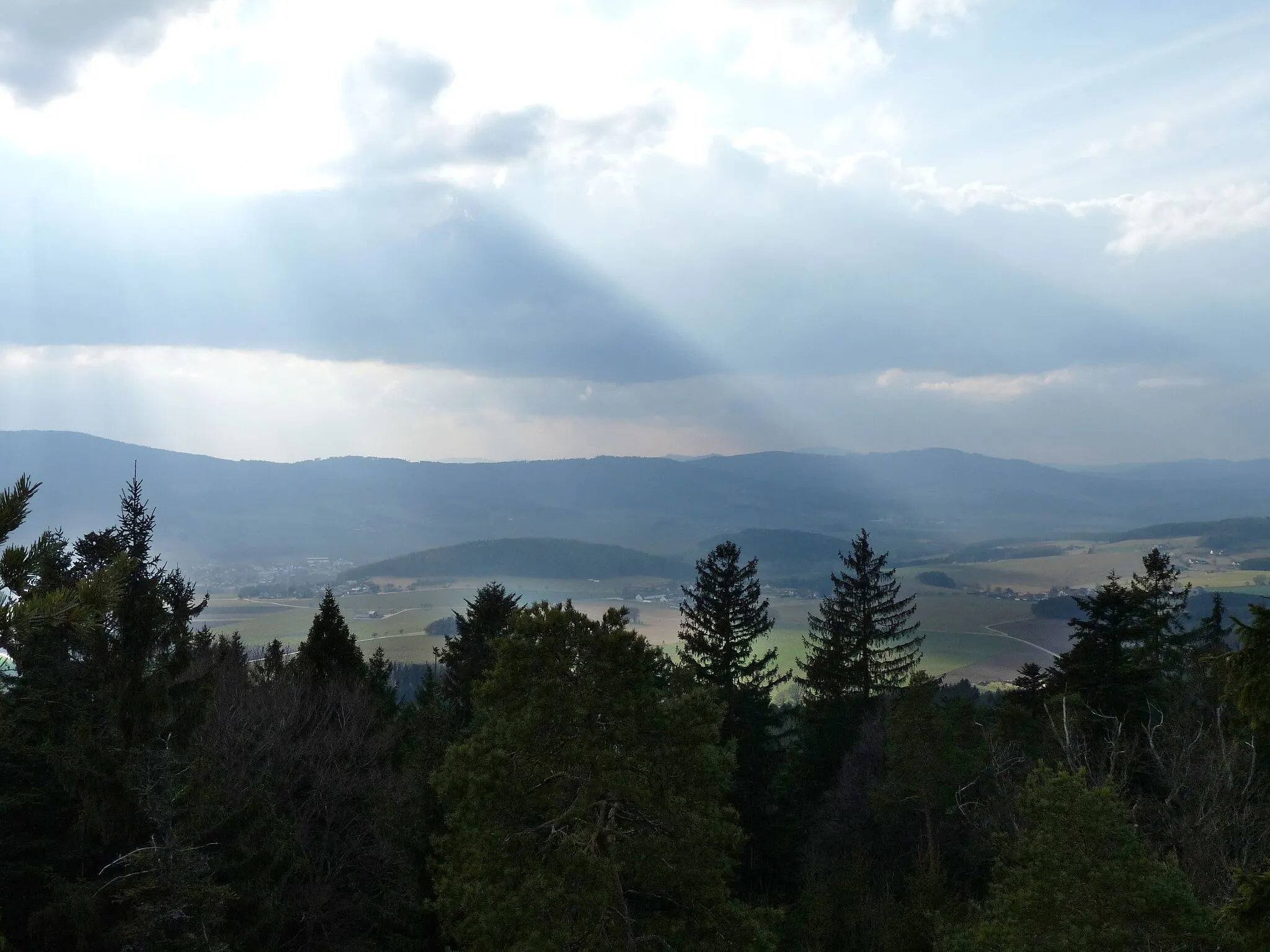 Photo showing: Westbound view from Kluk (741 m), a mountain in the Prachatická hornatina (Prachatice Highlands), part of the Šumavské podhůří (Šumava Foothills) in České Budějovice District, South Bohemia, Czech Republic.