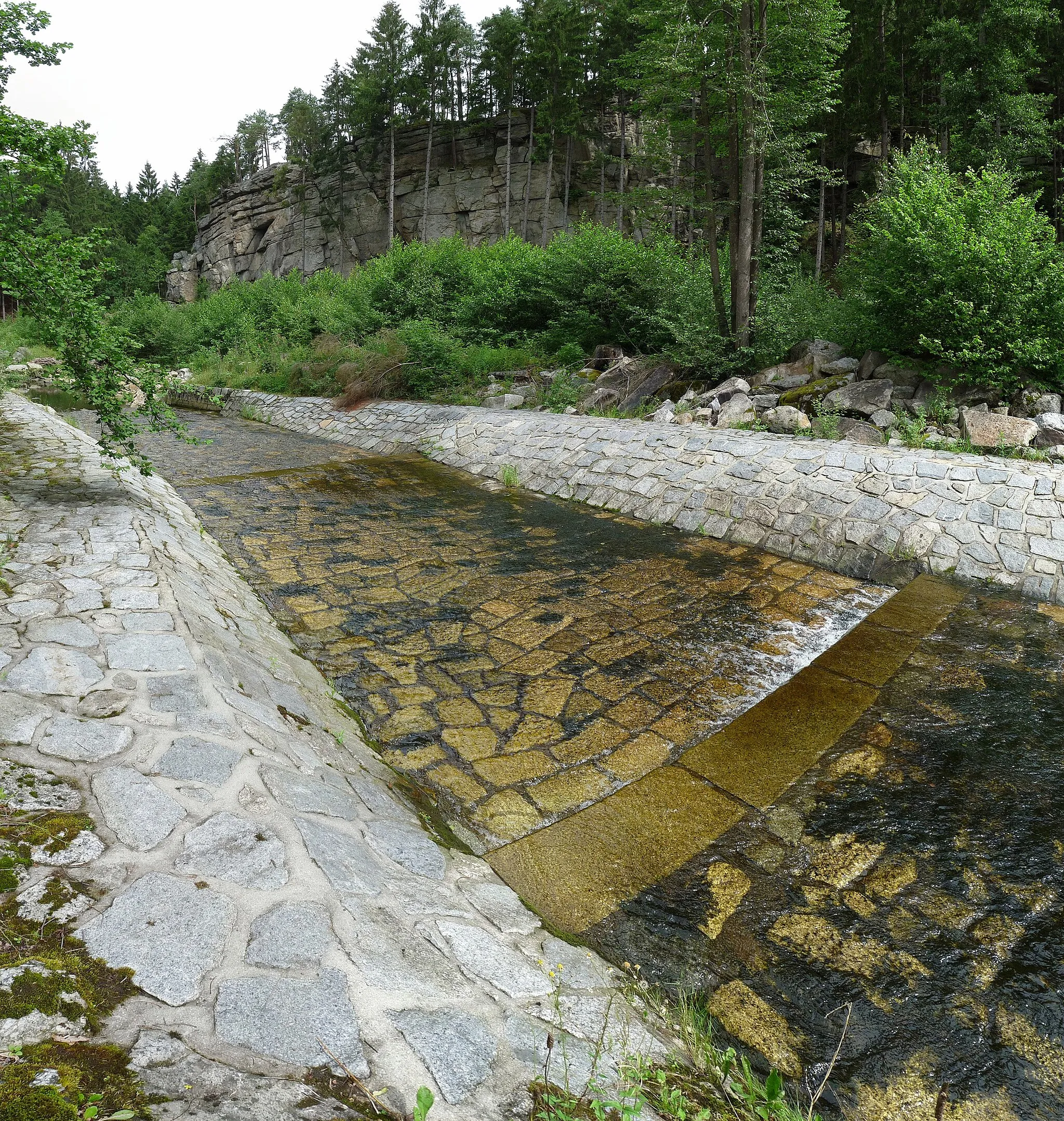 Photo showing: Černá River under Soběnov Dam between the villages of Hradiště and Děkanské Skaliny in Český Krumlov District, South Bohemian Region, Czech Republic.