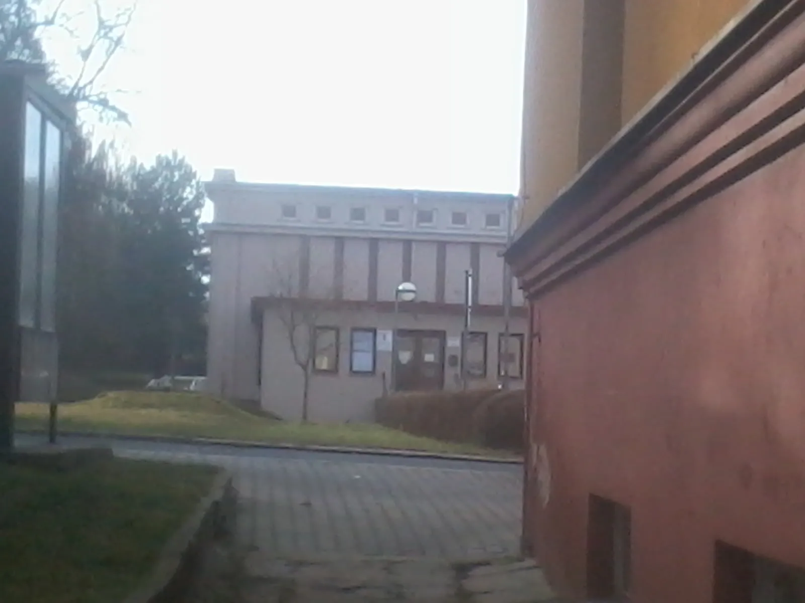 Photo showing: Boční strana kulturního domu se sálem