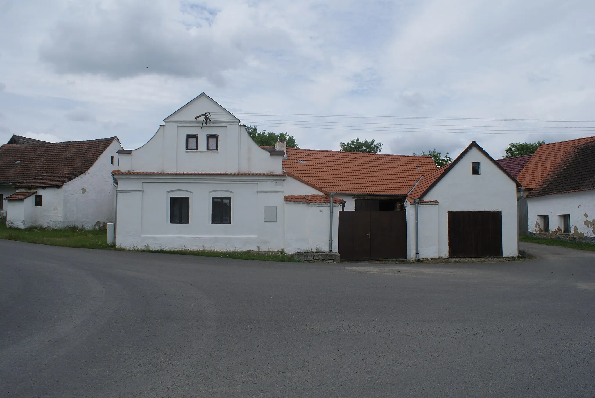 Photo showing: Holušice (Sedlice), a village in Strakonice District, Czech Republic, a house on the common.