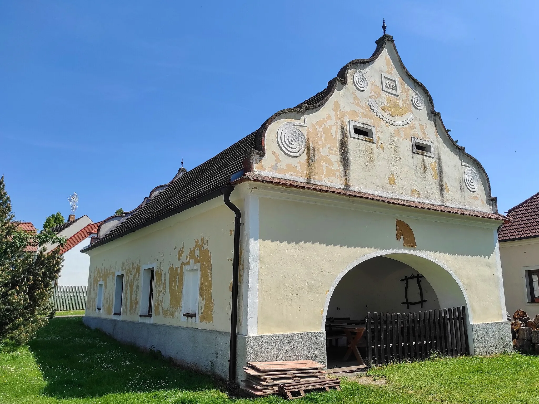 Photo showing: Forge in vernacular baroque style in Plástovice, České Budějovice District, Czechia.