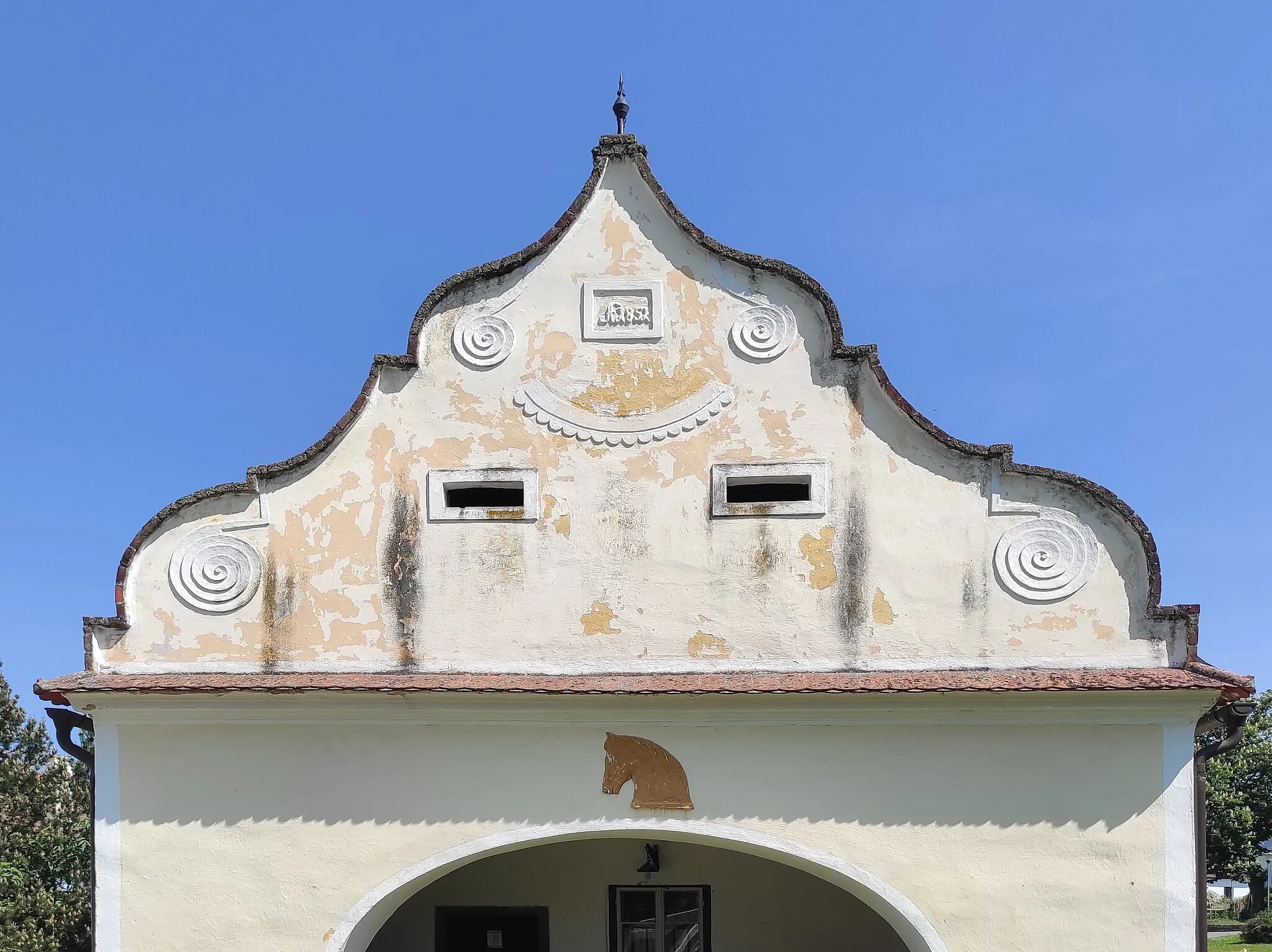 Photo showing: Gable of the forge in vernacular baroque style in Plástovice, České Budějovice District, Czechia.