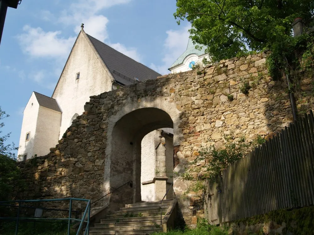 Photo showing: Weitra: Teil der alten Stadtmauer mit Durchgang.