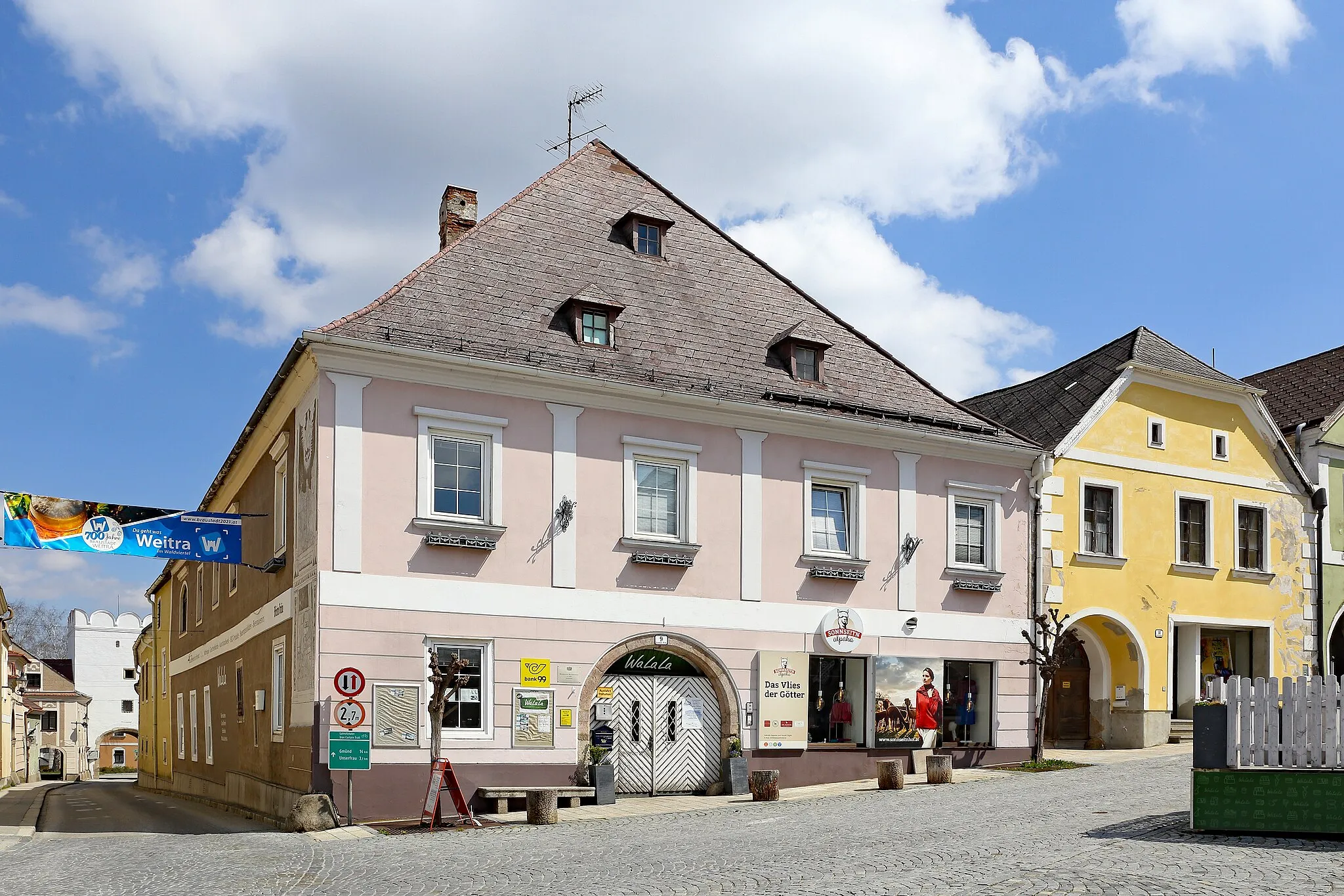 Photo showing: Das ehemalige Gasthaus besitzt einen spätgotischen Kern und eine Fassade aus der ersten Hälfte des 19. Jahrhunderts. An der Nordseite befinden sich zwei Sgraffitofelder aus dem letzten Drittel des 16. Jahrhunderts.