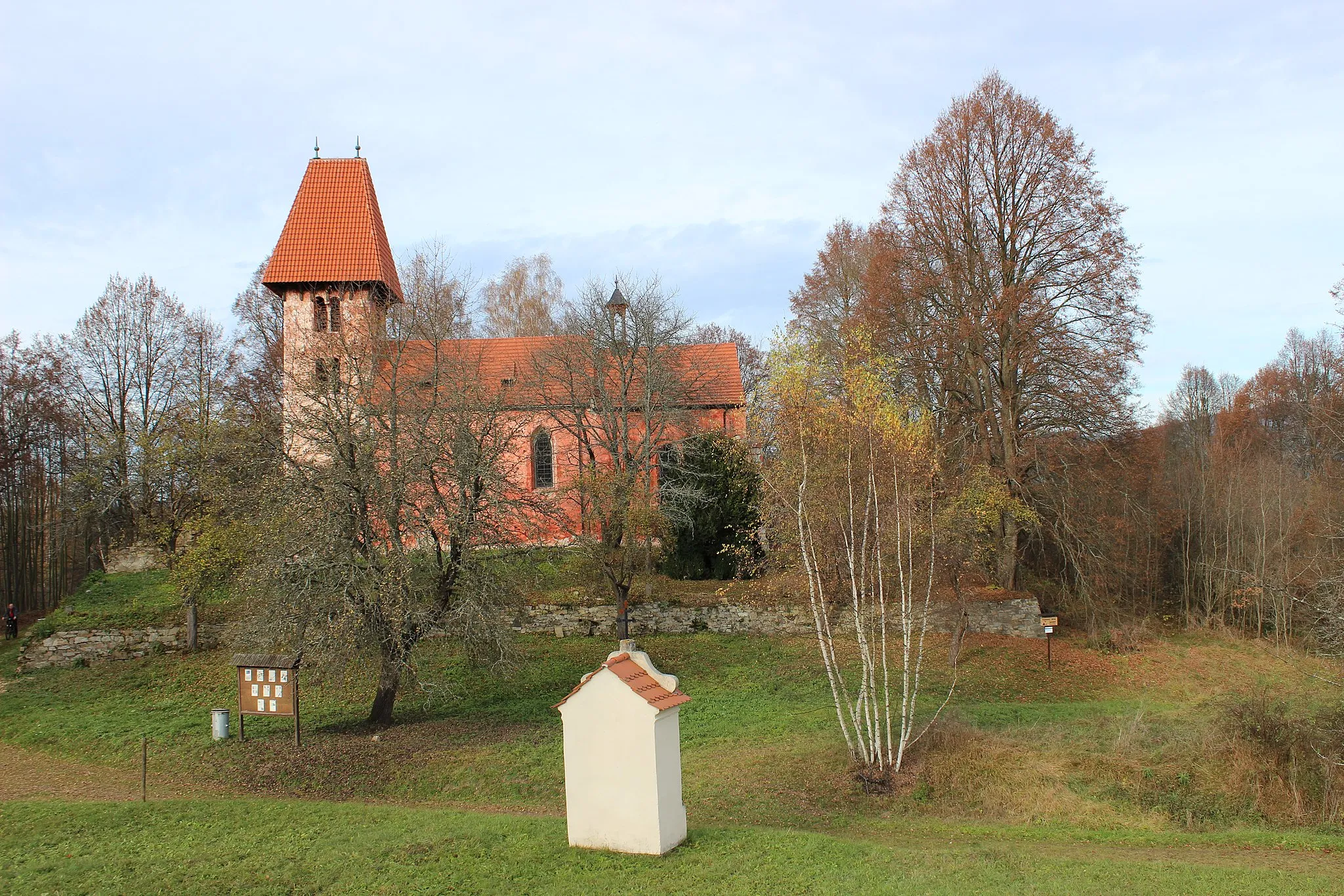 Photo showing: Kostel svatého Mikuláše a kaple. Boletice ve vojenském újezdu Boletice. Okres Český Krumlov. Česká republika.