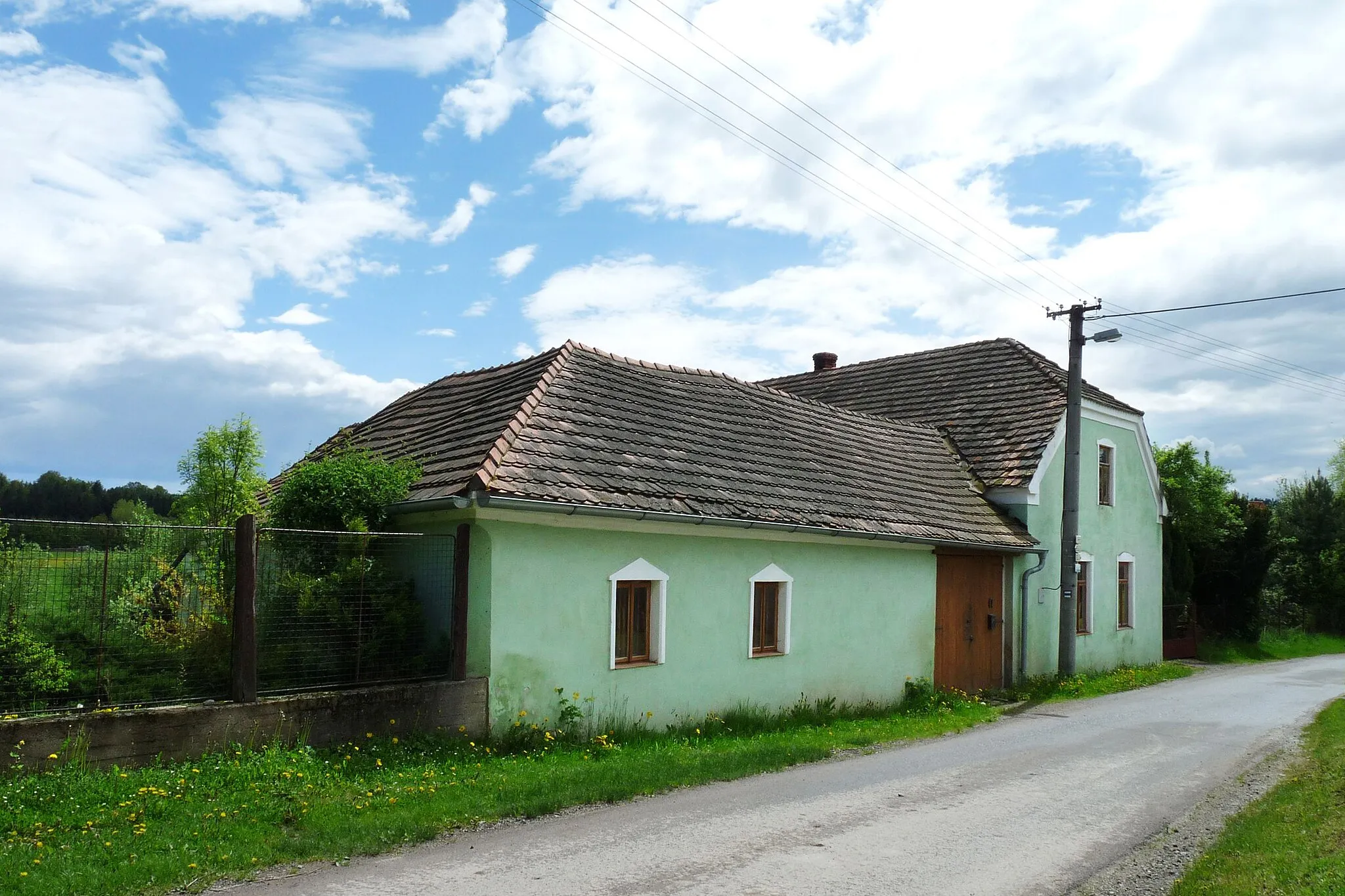 Photo showing: House No 8 in the village of Opalice, České Budějovice District, South Bohemian Region, Czech Republic.