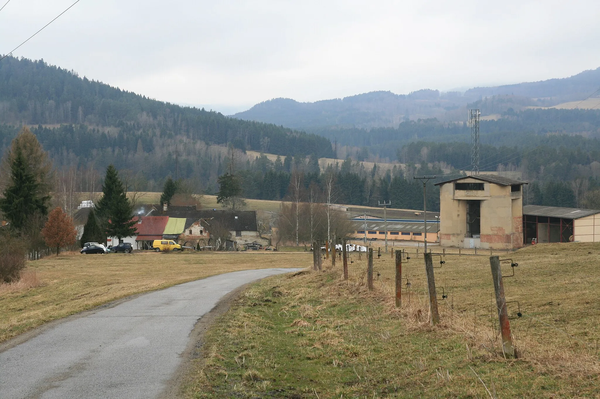 Photo showing: Vesnice Čeřín, část obce Rožmitál na Šumavě v okrese Český Krumlov. Celkový pohled na ves a zemědělský statek ze silnice od východu.