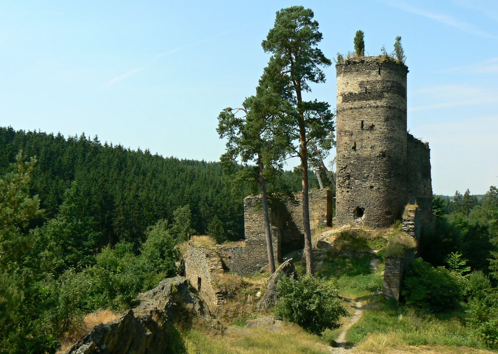 Photo showing: Ruins of the Gutštejn Castle between villages Okrouhlé Hradiště, Bezemín and Mydlovary in Plzeň-North District