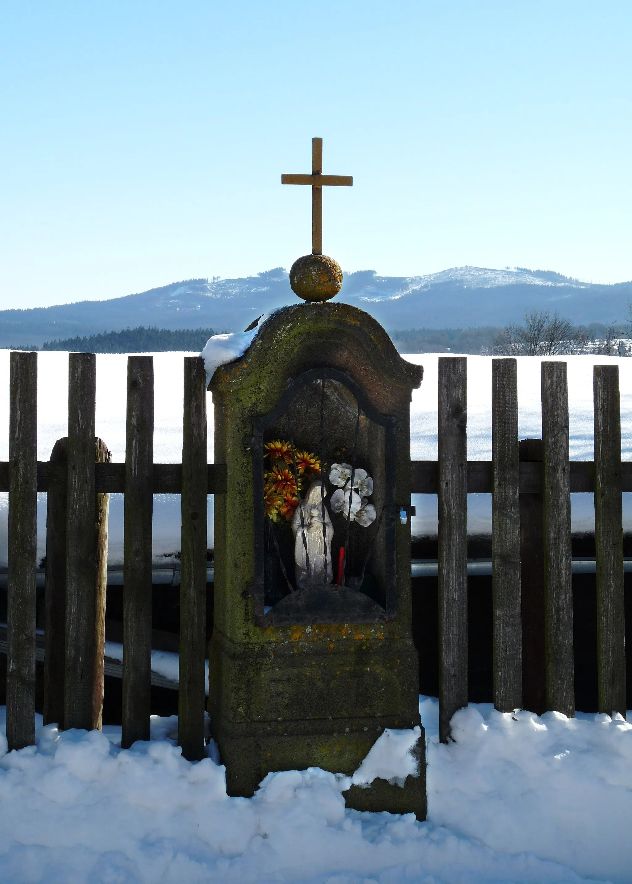 Photo showing: Niche chapel near the town of Volary, Prachatice District, South Bohemian Region, Czech Republic.