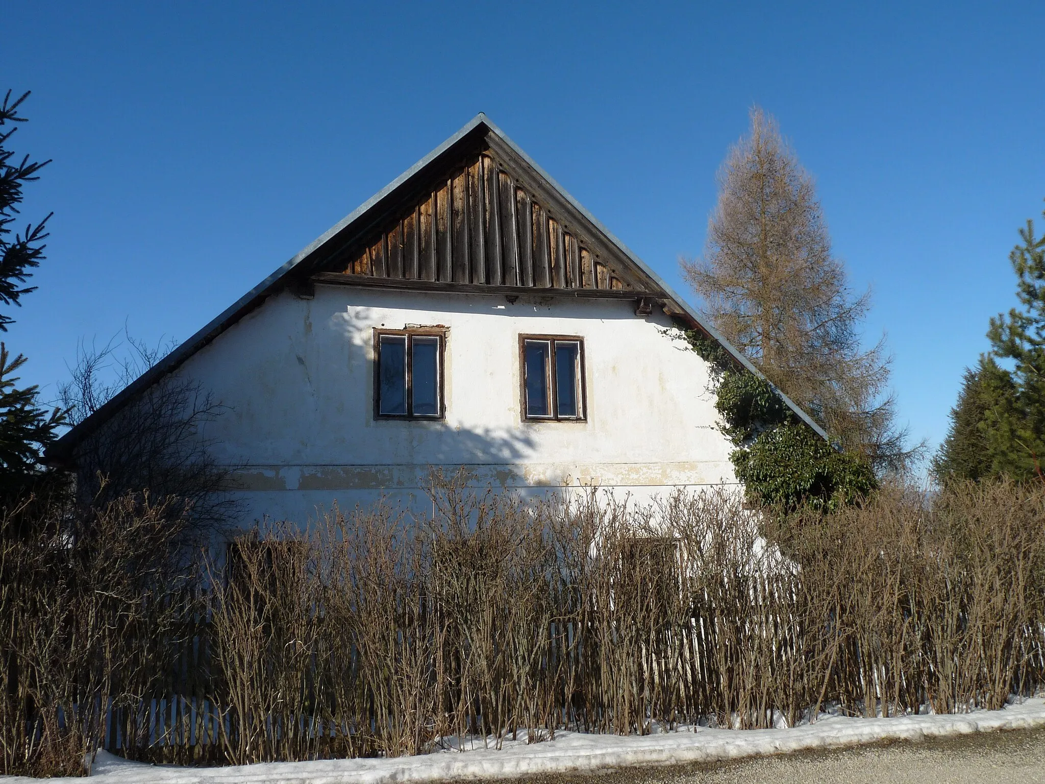 Photo showing: House No 25 in the village of Láz, south-west of the municipality of Nová Pec, Prachatice District, South Bohemian Region, Czech Republic.
