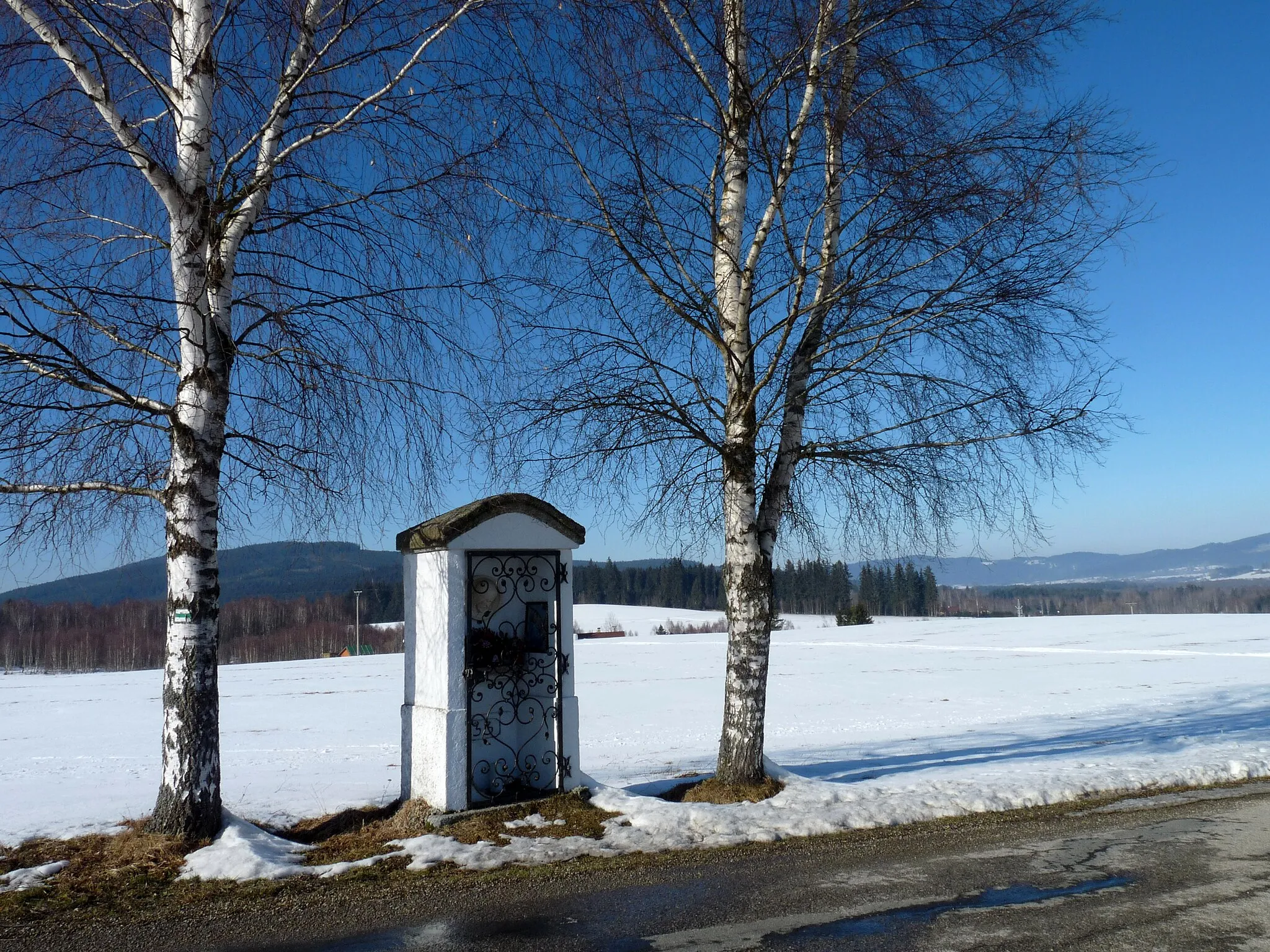 Photo showing: Wayside shrine between the villages of Dlouhý Bor and Láz in the municipality of Nová Pec, Prachatice District, South Bohemian Region, Czech Republic.