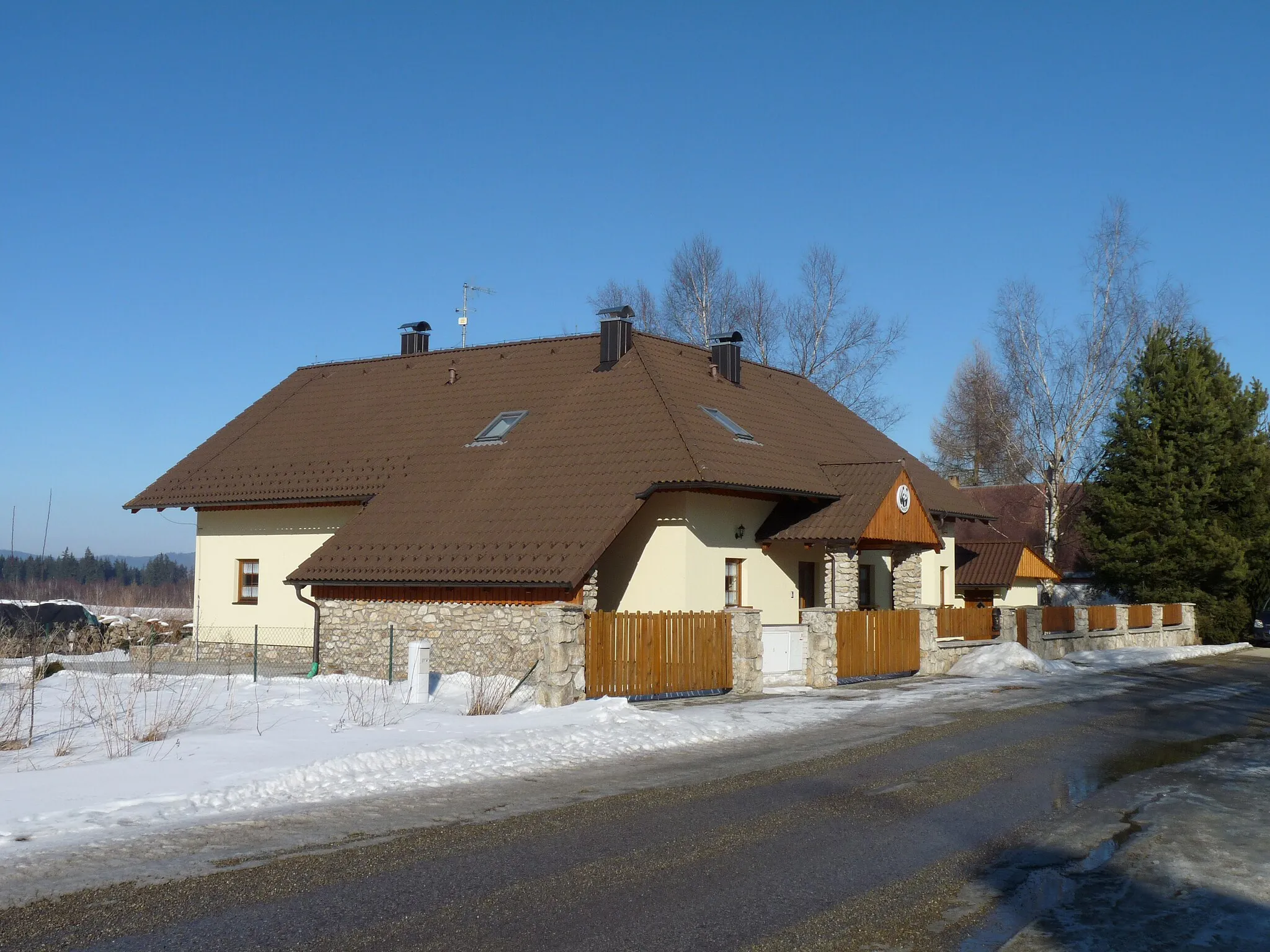 Photo showing: House No 26 in the village of Láz, south-west of the municipality of Nová Pec, Prachatice District, South Bohemian Region, Czech Republic.