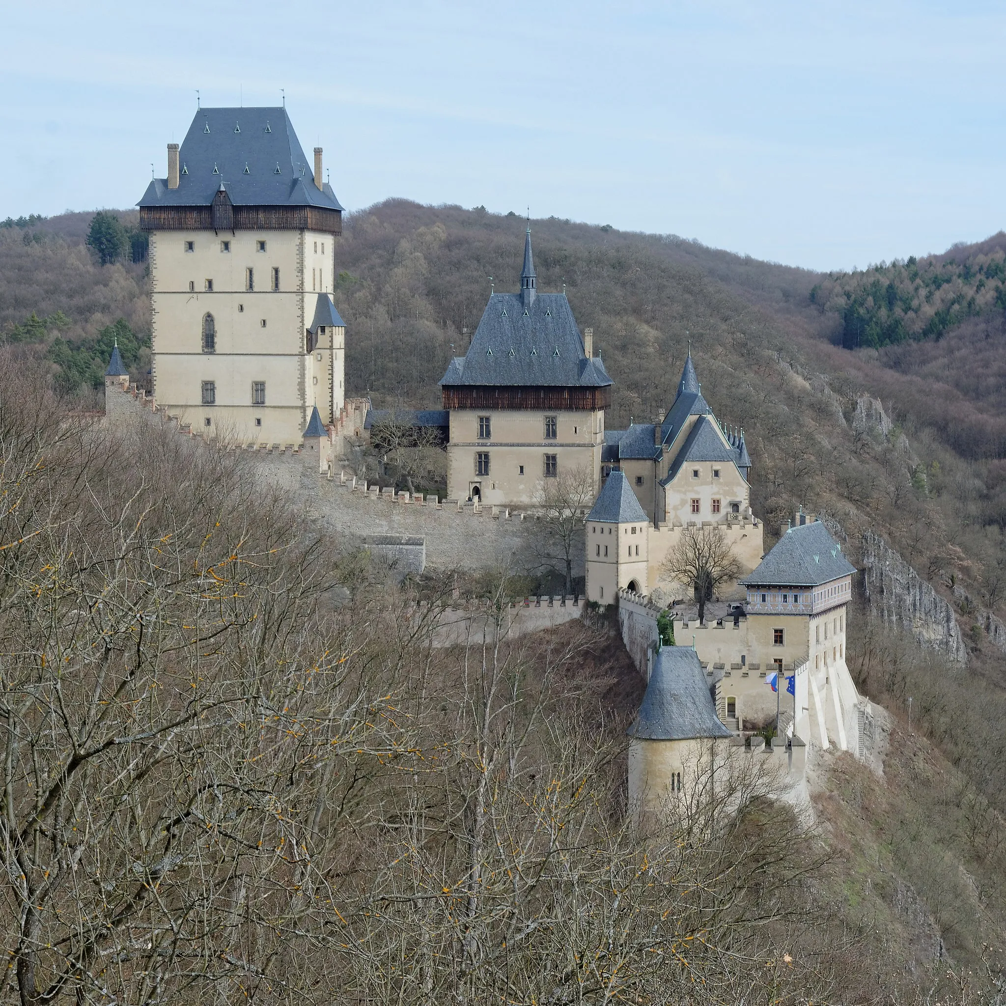 Photo showing: Karlštejn, pohled od západu z Javorky.