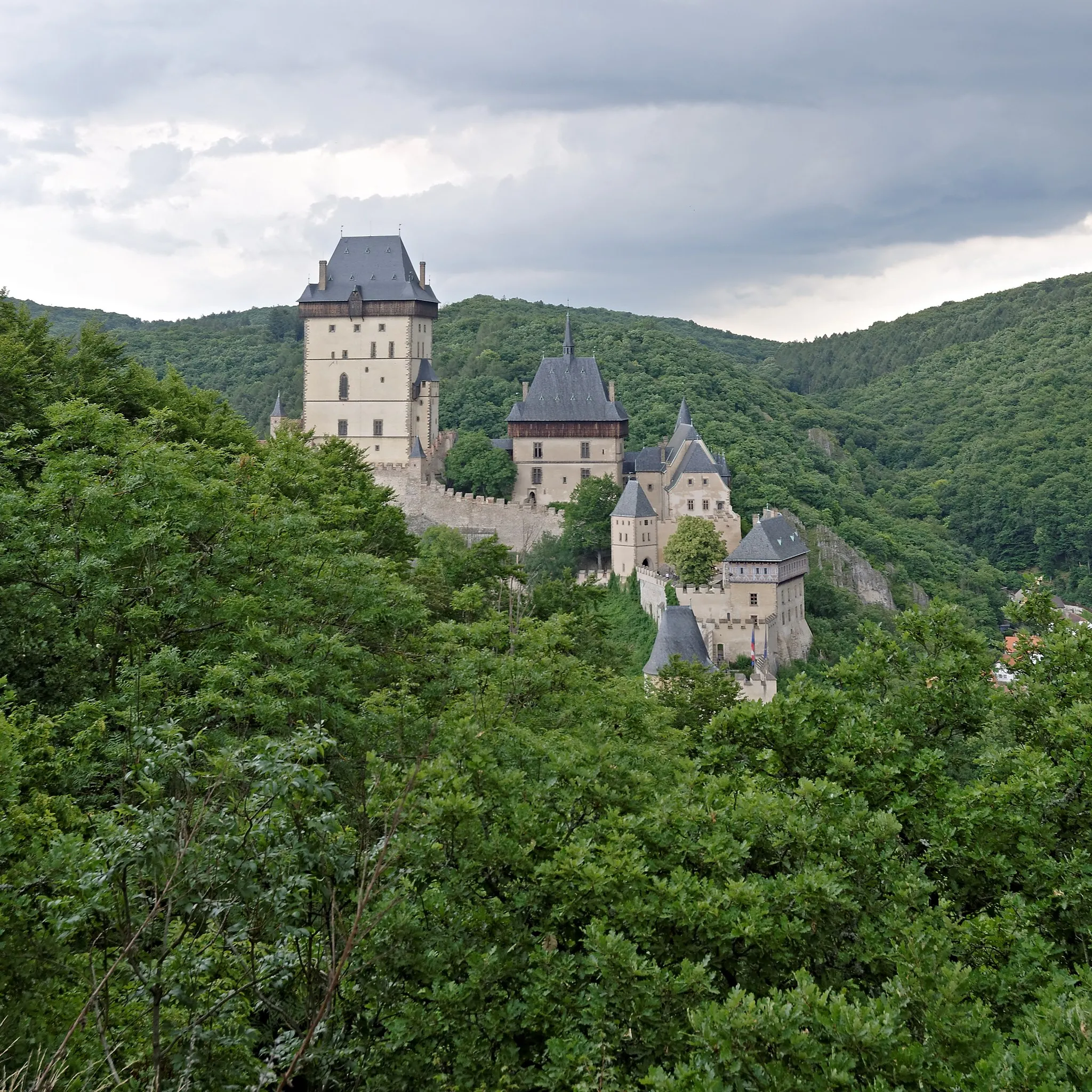 Photo showing: Hrad Karlštejn z Javorky.