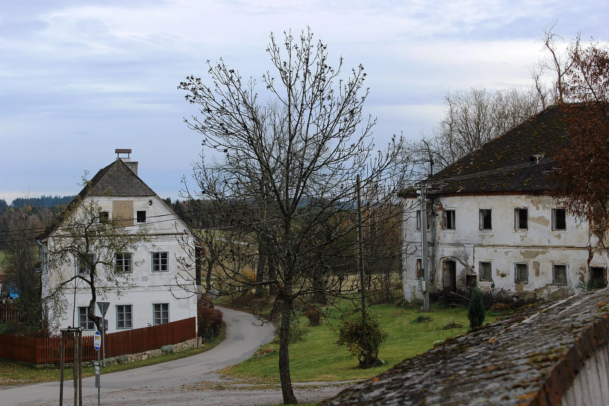 Photo showing: Pohled na část vsi od kostela Nejsvětější Trojice. Hodňov (německy Honetschlag) - část města Horní Planá v okrese Český Krumlov. Česká republika.