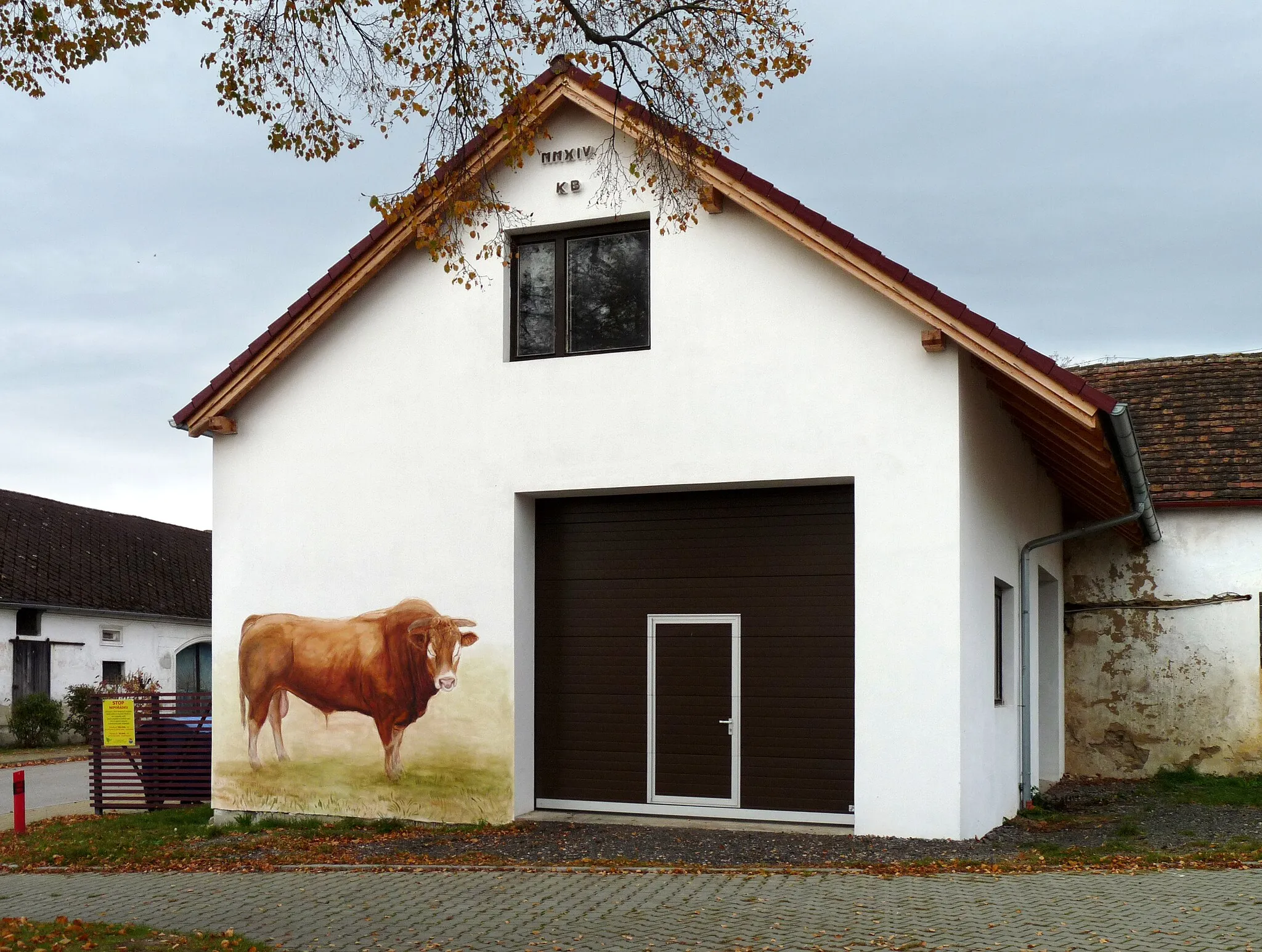 Photo showing: Building adjoining house No 11 in the village of Jamné, a small village, part of the municipality of Boršov nad Vltavou, South Bohemian Region, Czech Republic.