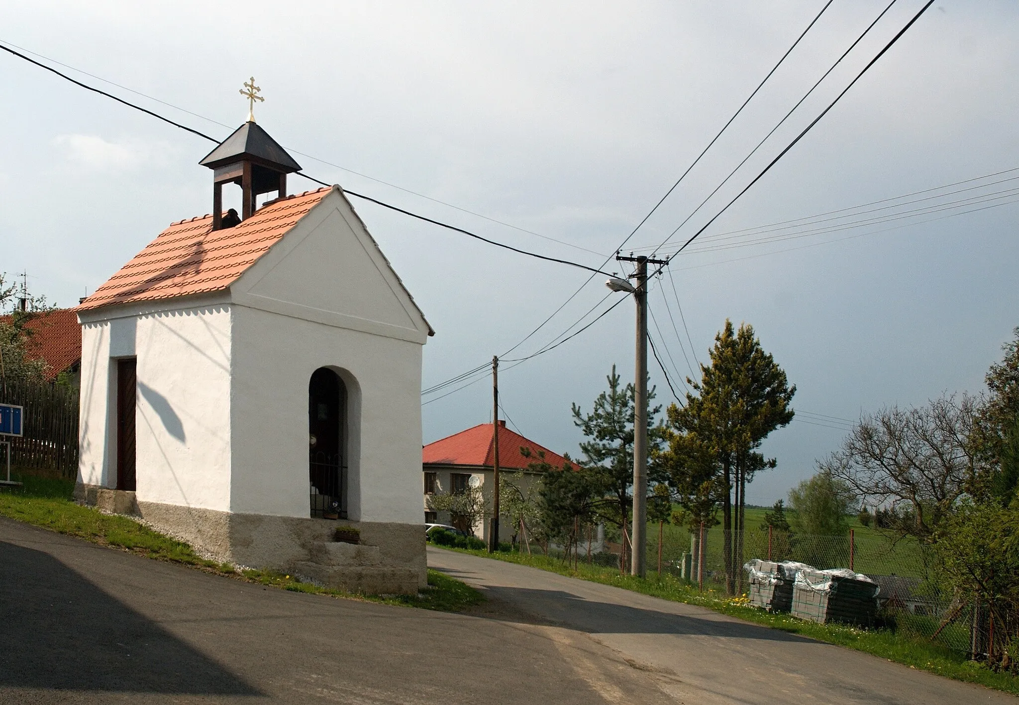 Photo showing: Lhotka, Ostrovec-Lhotka, kaplička se zlidovělou sochou sv. Jana Nepomuckého.