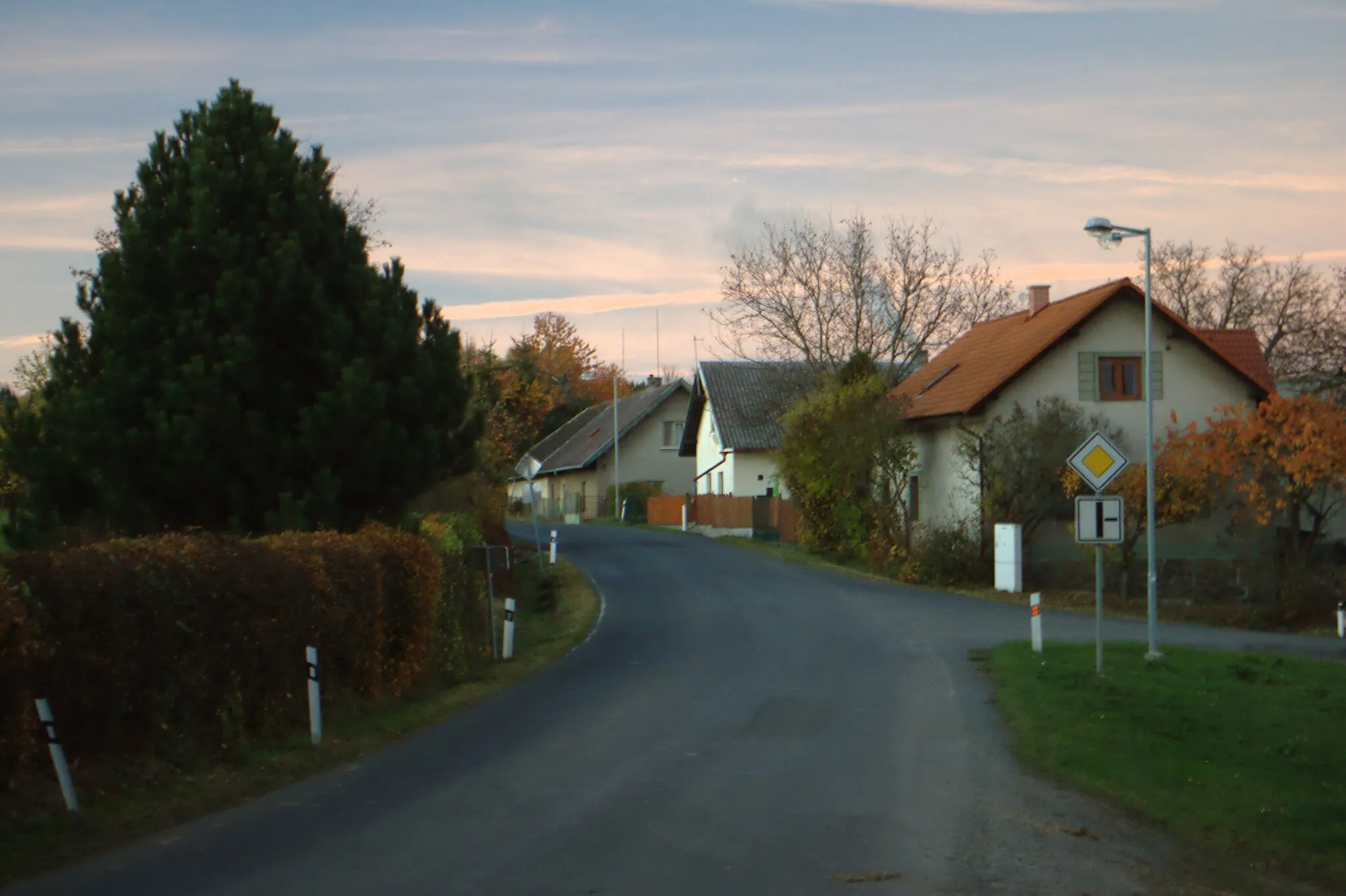 Photo showing: Main road in the village of Radošice, Central Bohemia, CZ
