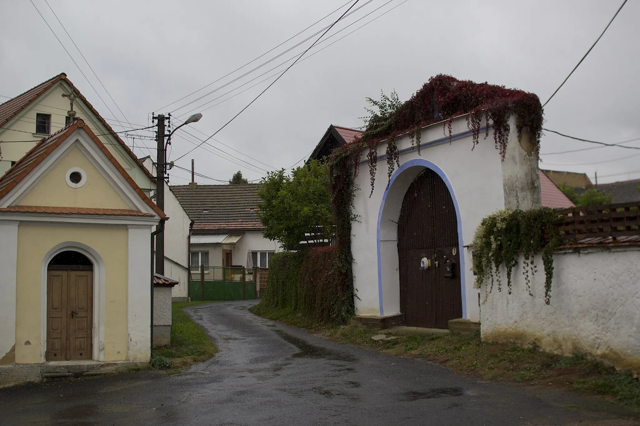 Photo showing: Road near the chaple, Kloušov, Merklín, Czechia