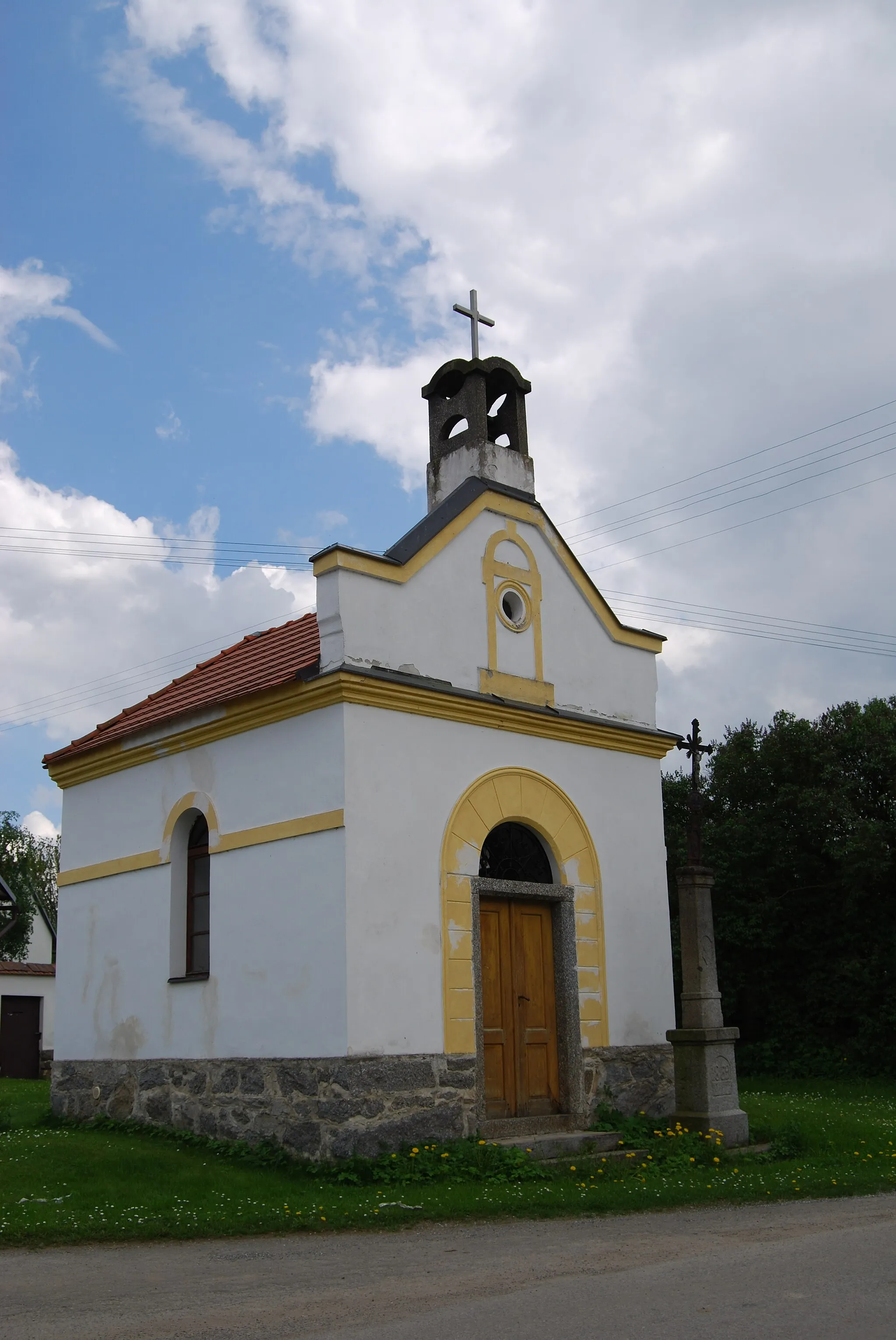 Photo showing: Návesní kaple s křížem. Šanovice je část města Sedlec-Prčice v okrese Příbram. Česká republika.