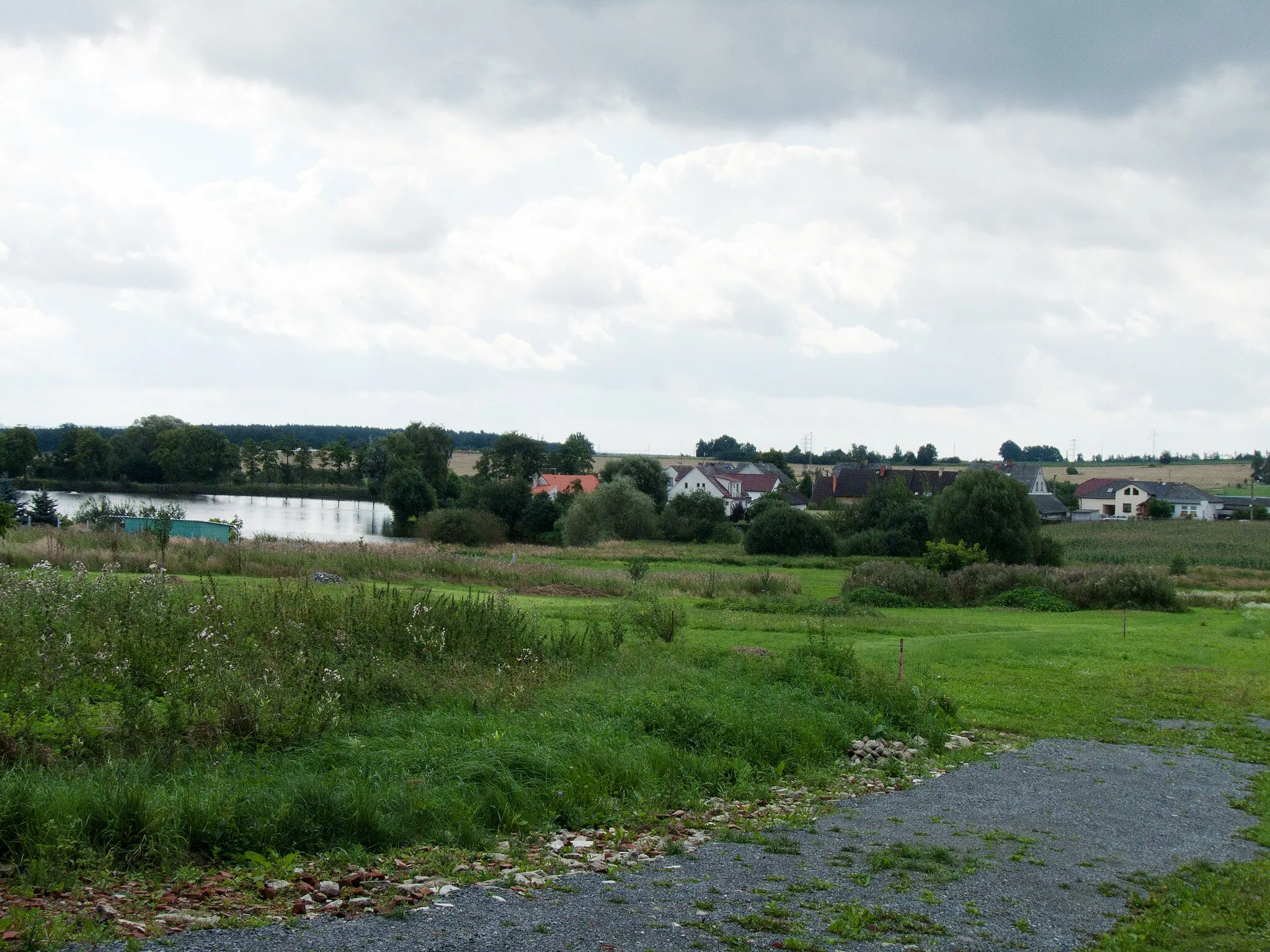 Photo showing: The village of Hlinice, Tábor District, Czech Republic with Podvesní pond on the left as seen from the north