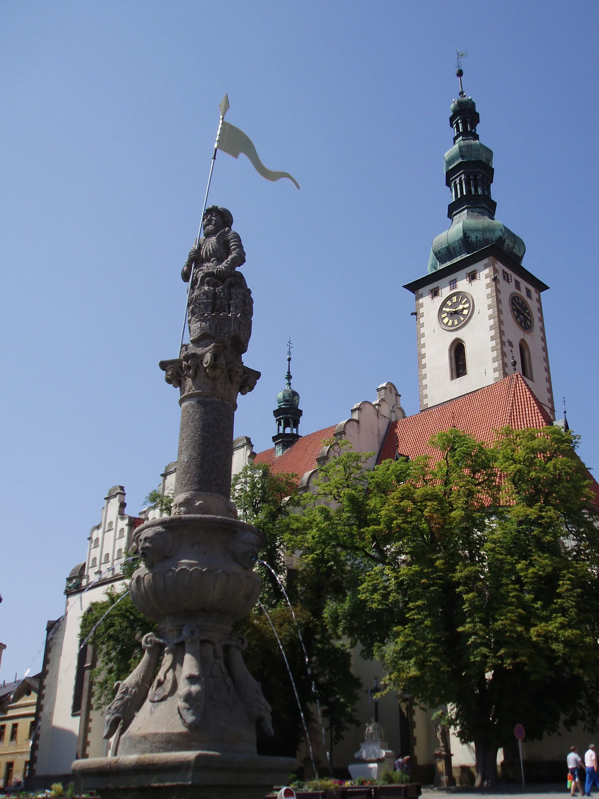 Photo showing: Statue of Roland and Church at Žižka Square in Tábor, Czech Republic, July 2005
