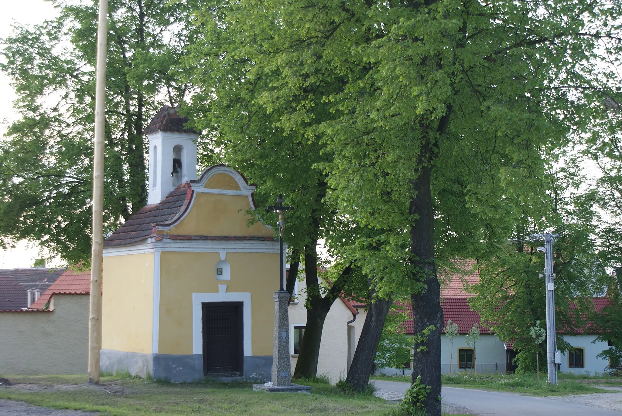Photo showing: Štětice, part of the Ražice village in Písek district, Czech Republic. A chapel on the village common.