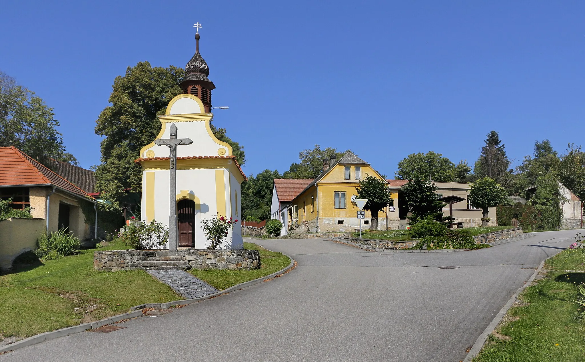 Photo showing: Common in Miloňovice, Czech Republic.