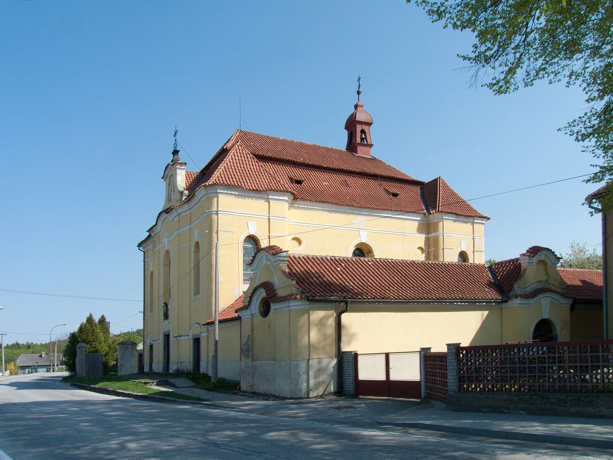 Photo showing: Virgin Mary Church in the village of Přední Ptákovice, part of the town of Strakonice, Czech Republic.
