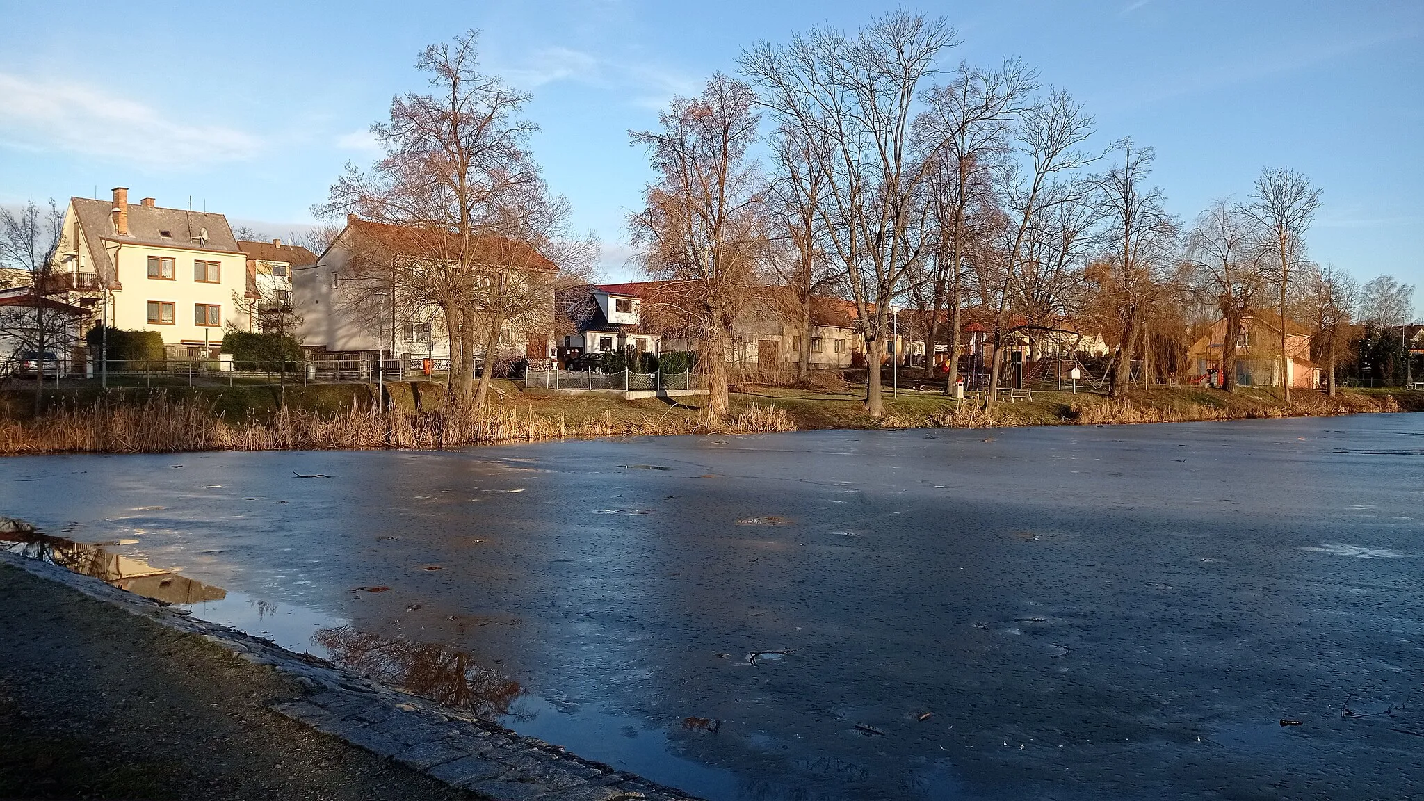 Photo showing: Village centre of Srubec, okres České Budějovice, České Budějovice District, Czechia, as seen from across the village pond