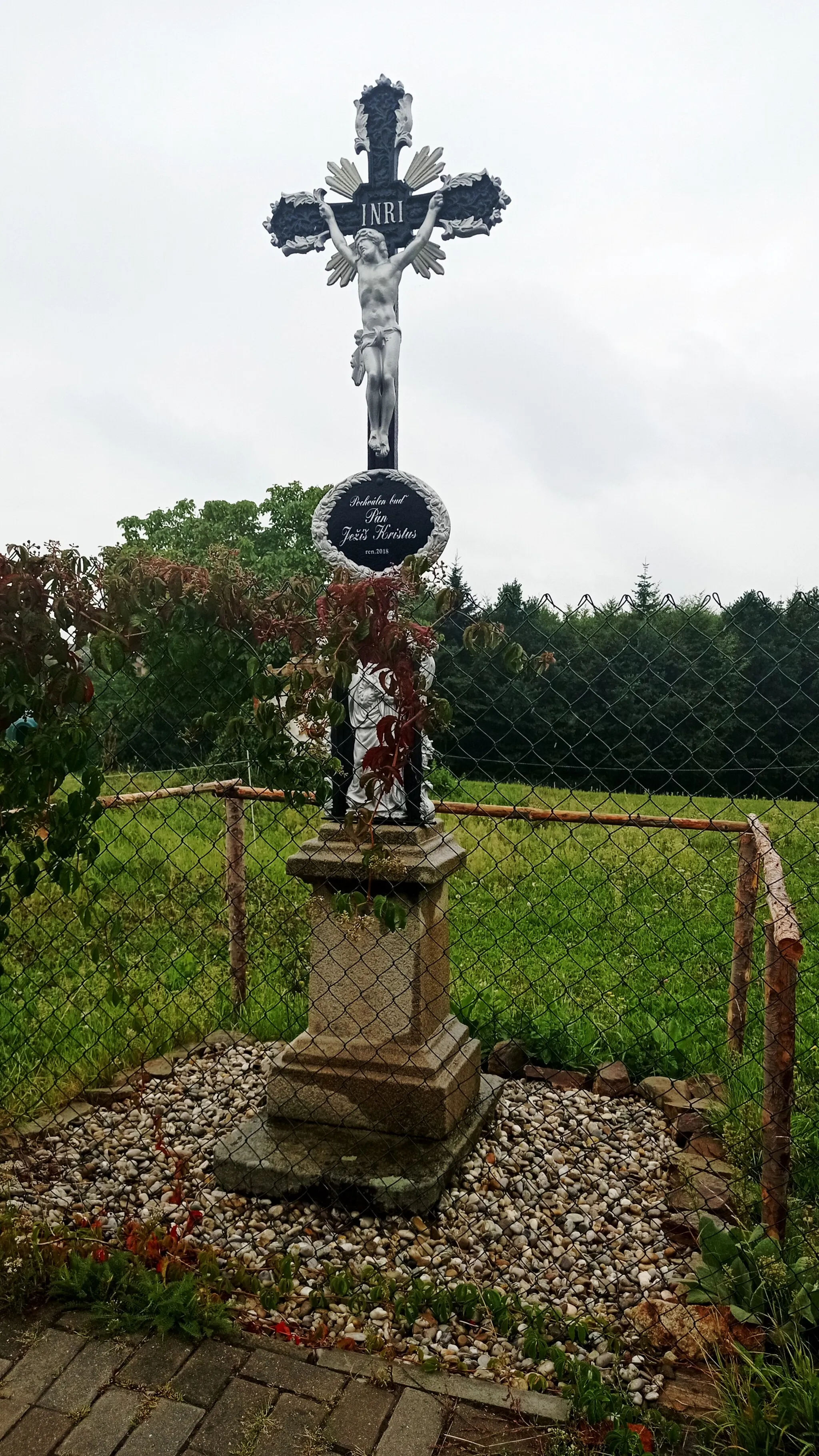 Photo showing: Wayside cross in Ledenická, Srubec, South Bohemian Region, Czechia