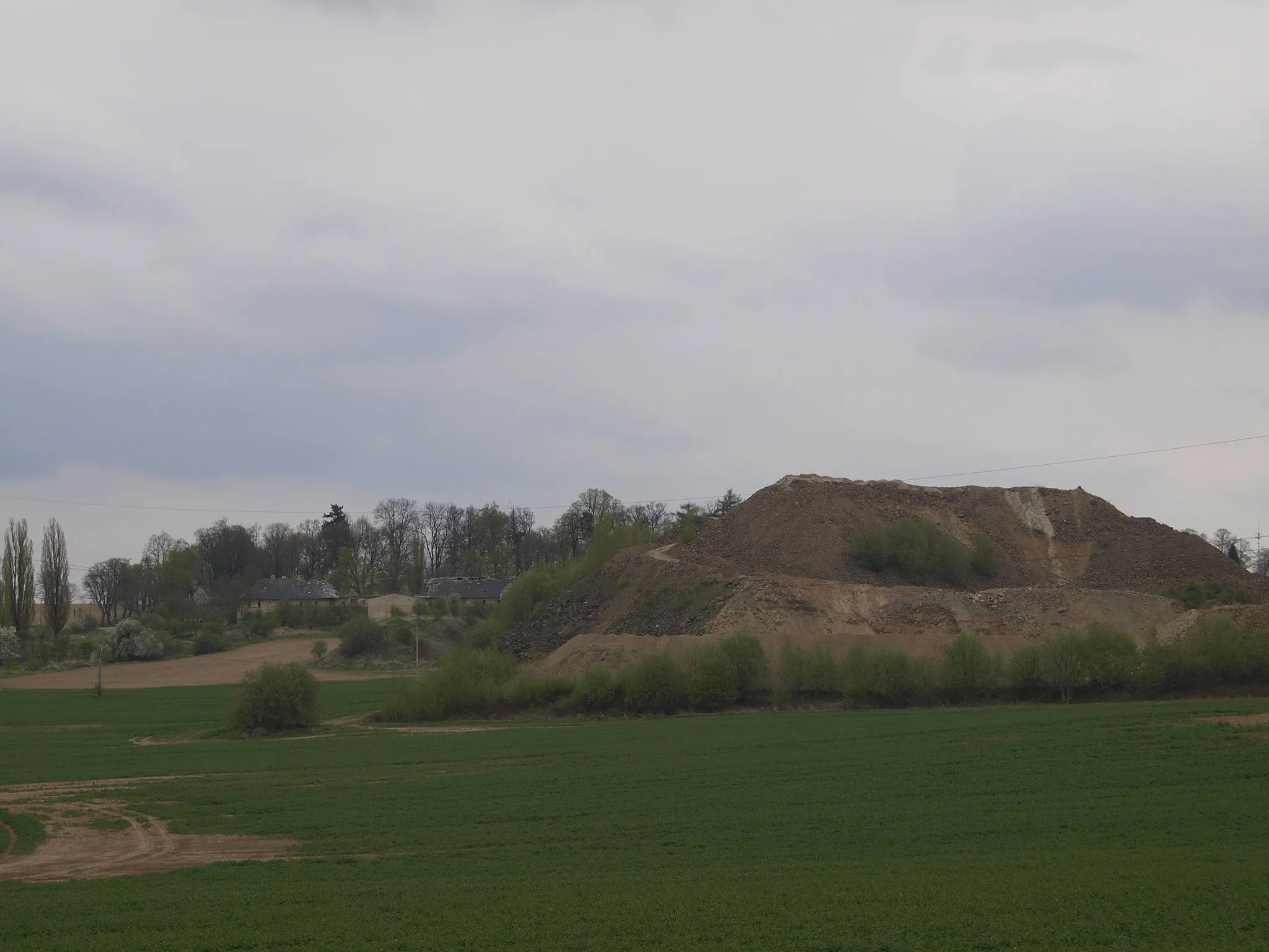 Photo showing: This file was created as a part of the photographic program of Wikimedia Czech Republic. Project: Fotíme Česko The program supports Wikimedia Commons photographers in the Czech Republic.

Lom u obce Baldov, pohled ze silnice Dolní Baldov - Luženice