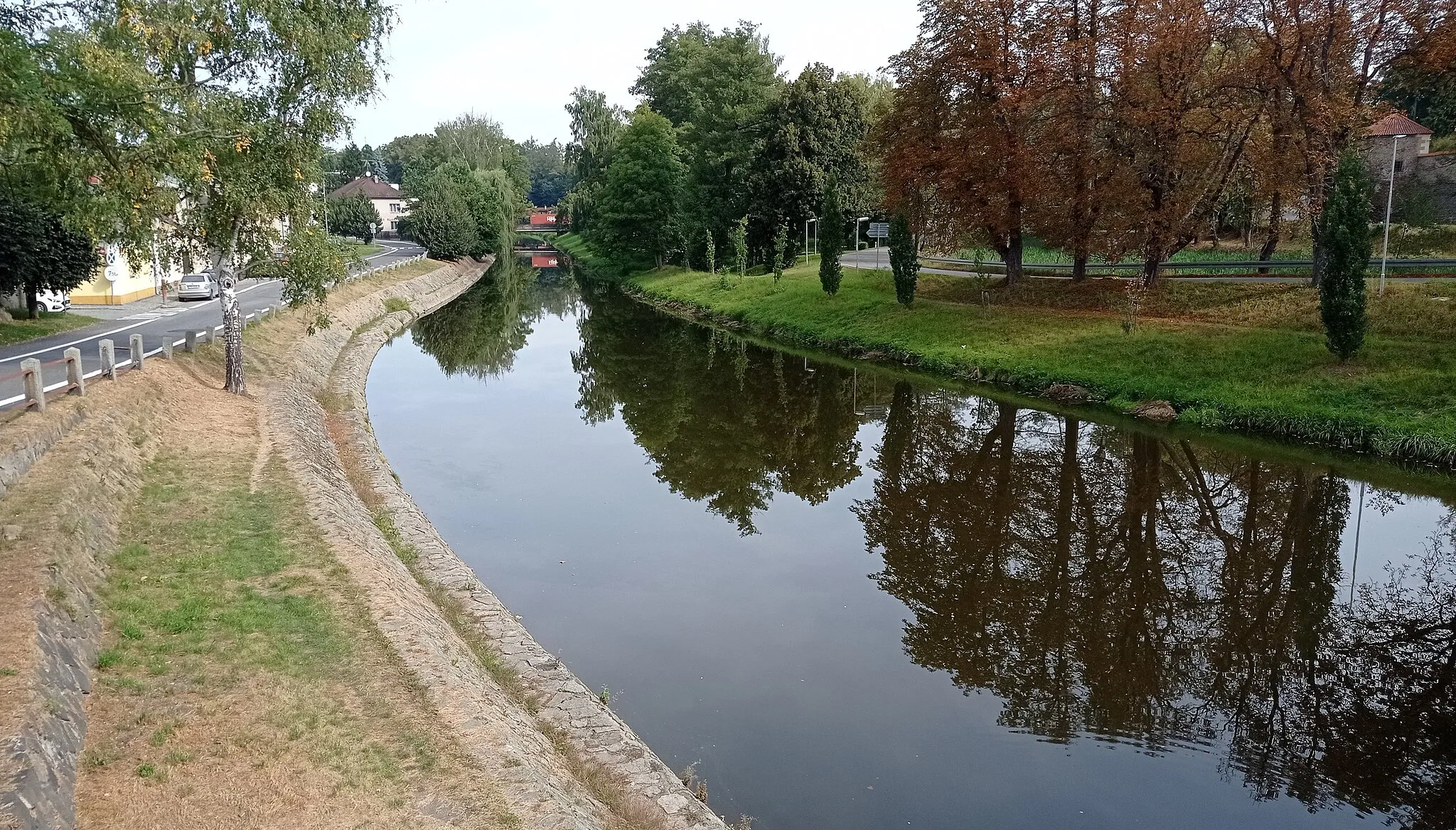Photo showing: Skalice, a river as seen from the stone bridge in Březnice, Central Bohemian Region, Czechia