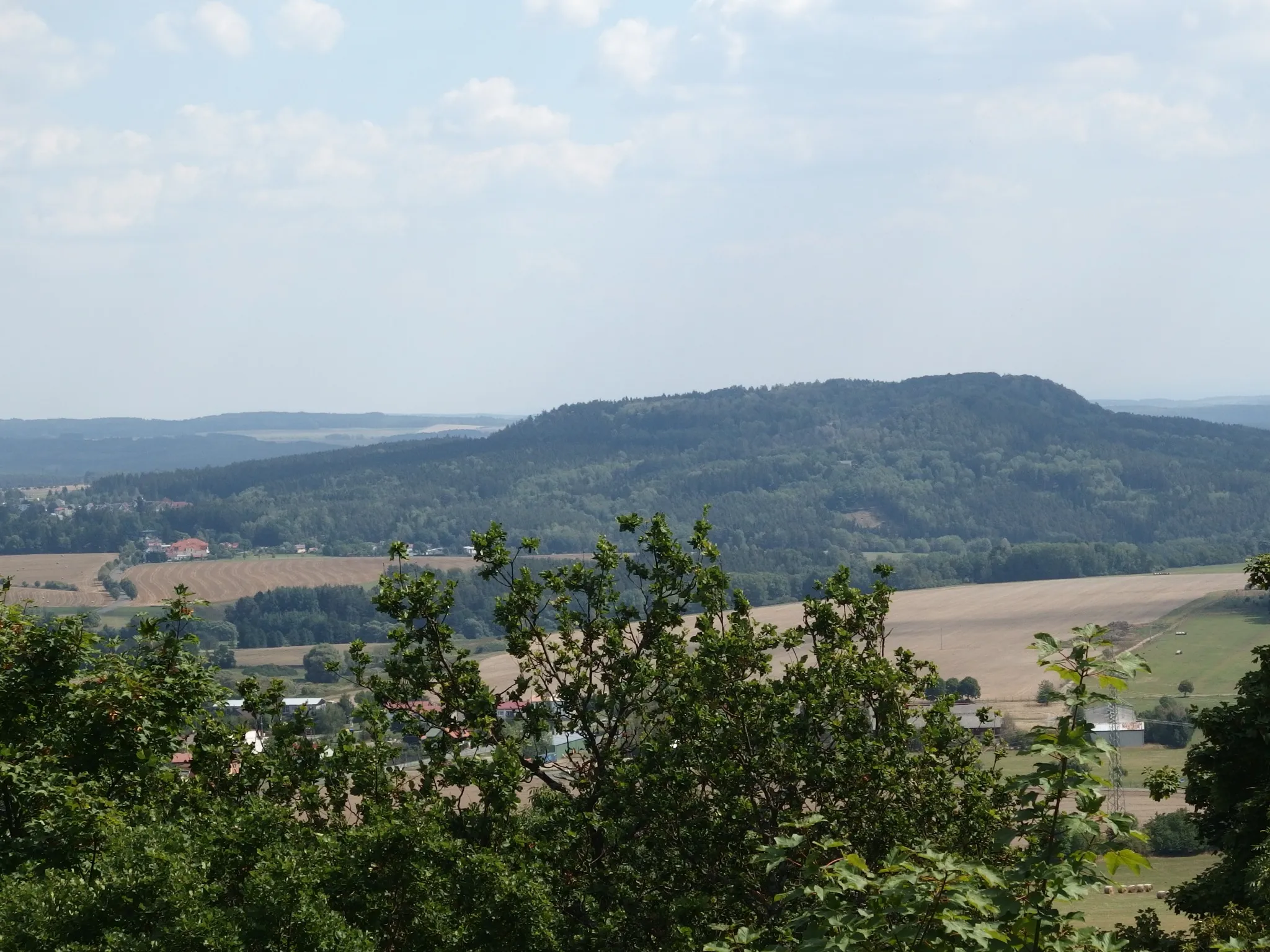 Photo showing: Pohled na Hradišťský kopec z Krasíkova