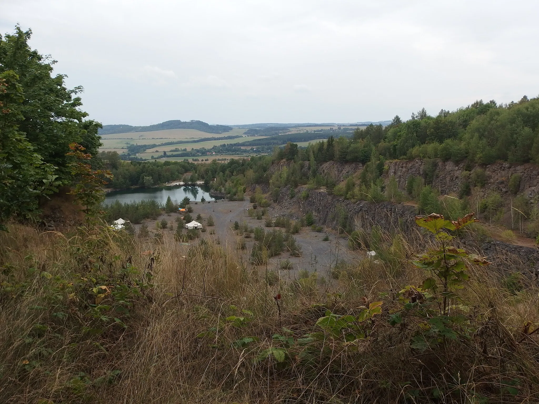 Photo showing: Opuštěný lom a přírodní koupaliště na Hradišťském kopci