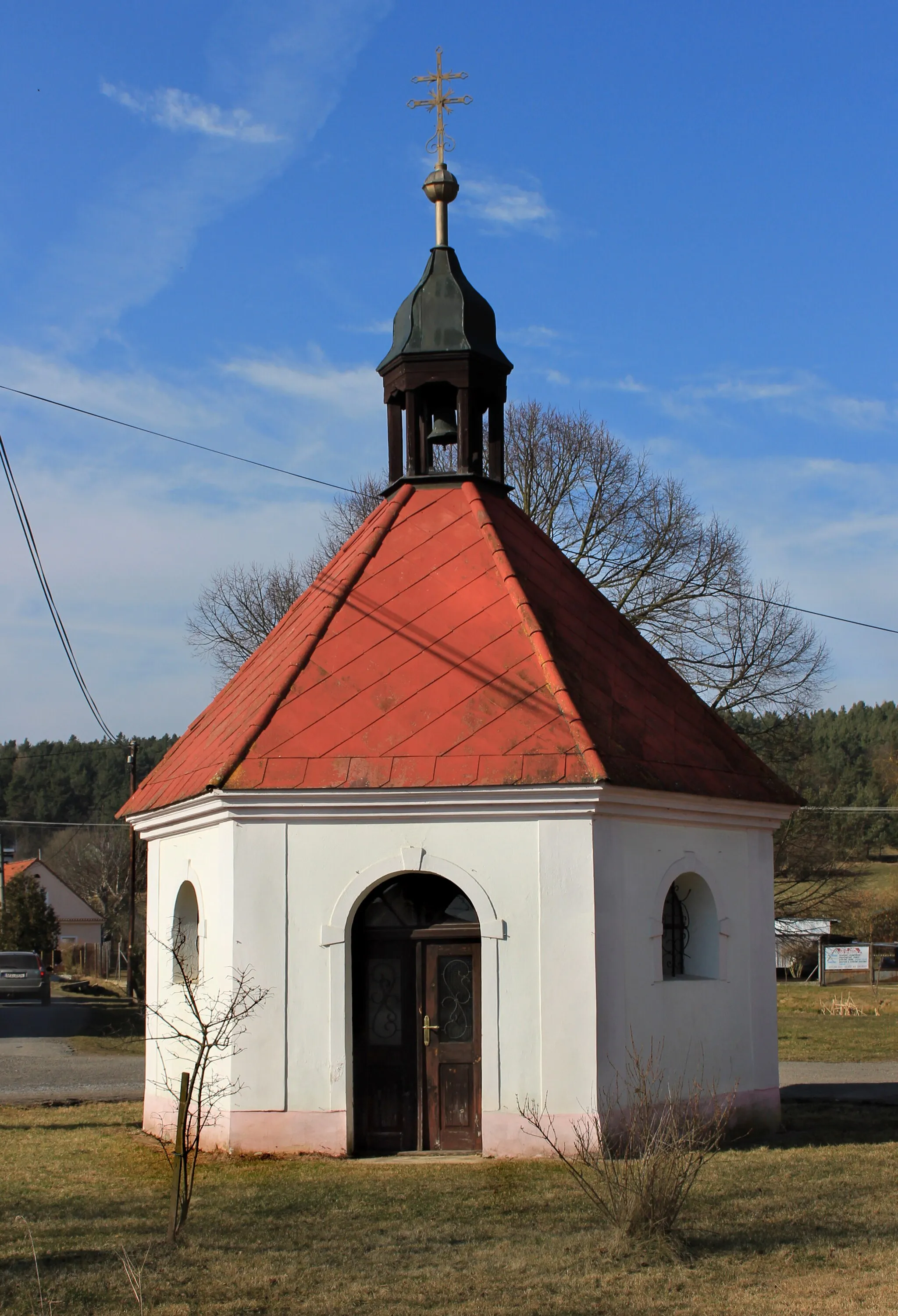 Photo showing: Small chapel in Kbelany, Czech Republic.