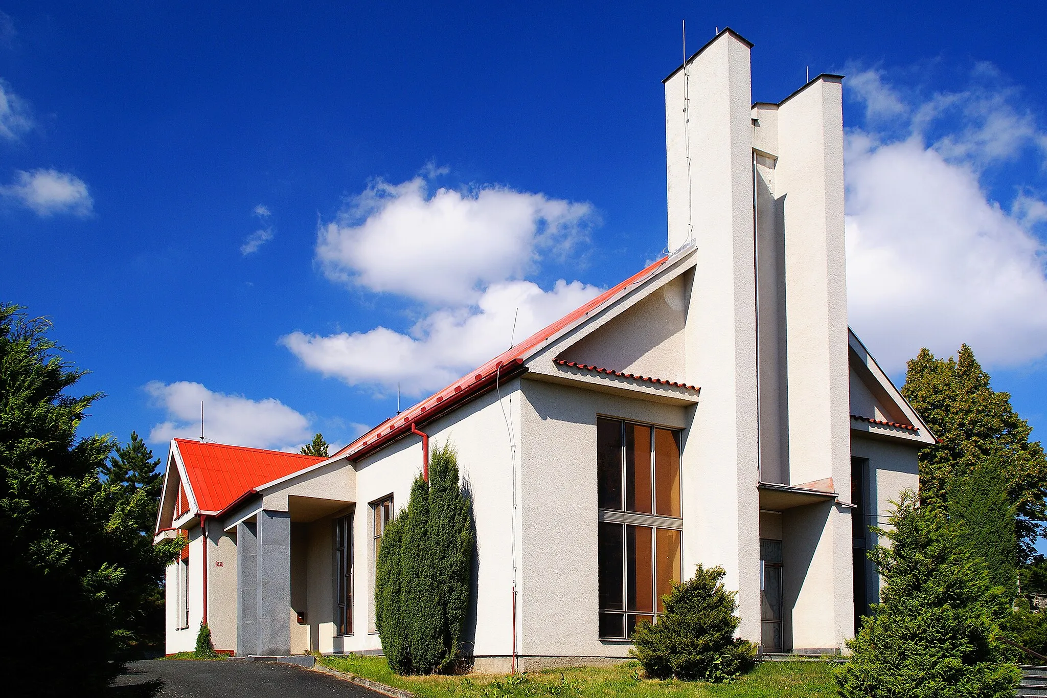 Photo showing: Smuteční obřadní síň v Mrákově u Domažlic stojí na místním hřbitově.