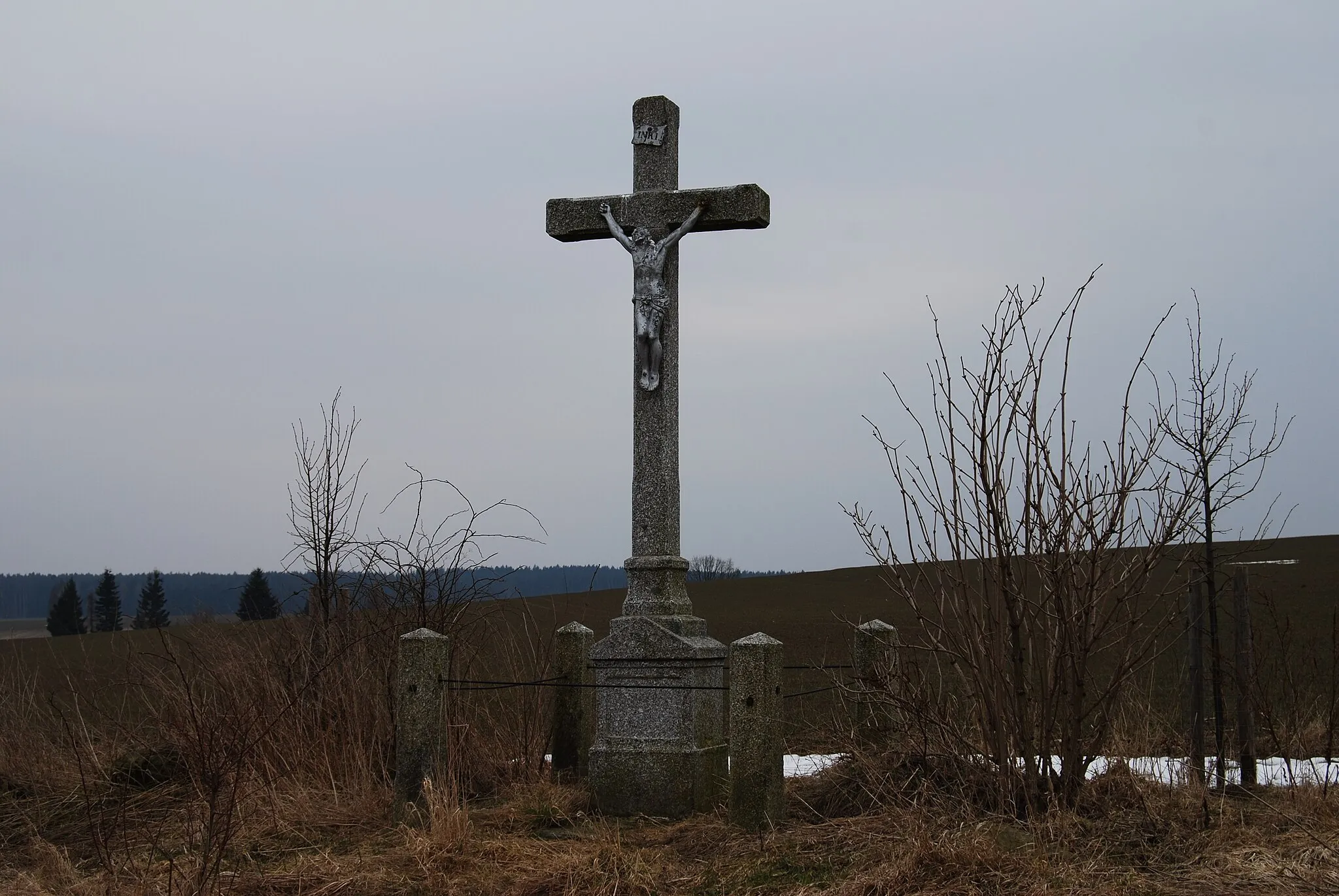 Photo showing: Kříž u cesty z Líšnice na Opršal. Líšnice je vesnice, část městyse Sepekov v okrese Písek. Česká republika.
Camera location 49° 25′ 34.99″ N, 14° 22′ 33.75″ E View this and other nearby images on: OpenStreetMap 49.426386;   14.376042