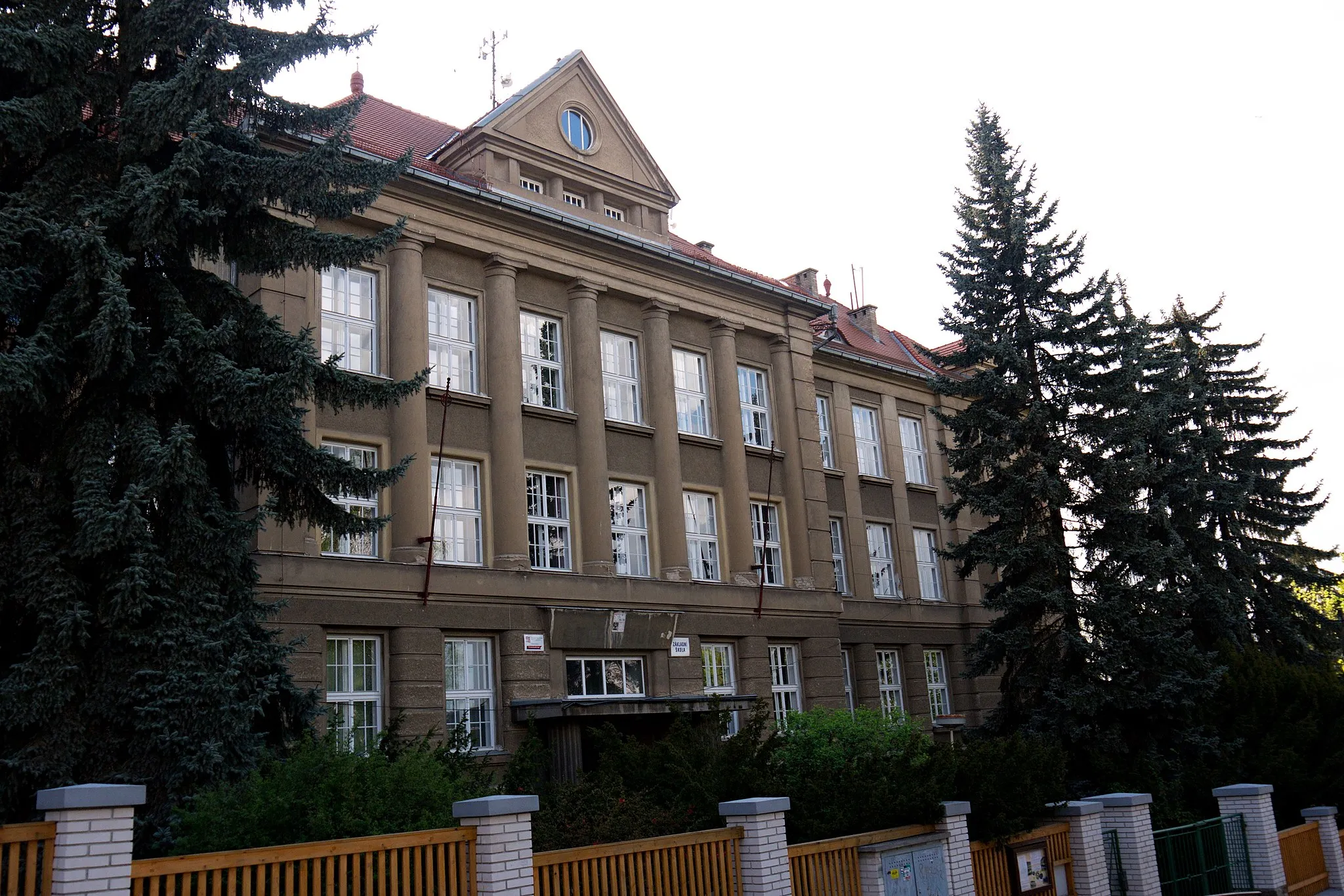 Photo showing: Budova Gymnázia Václava Hraběte a 2. základní školy v Hořovicích