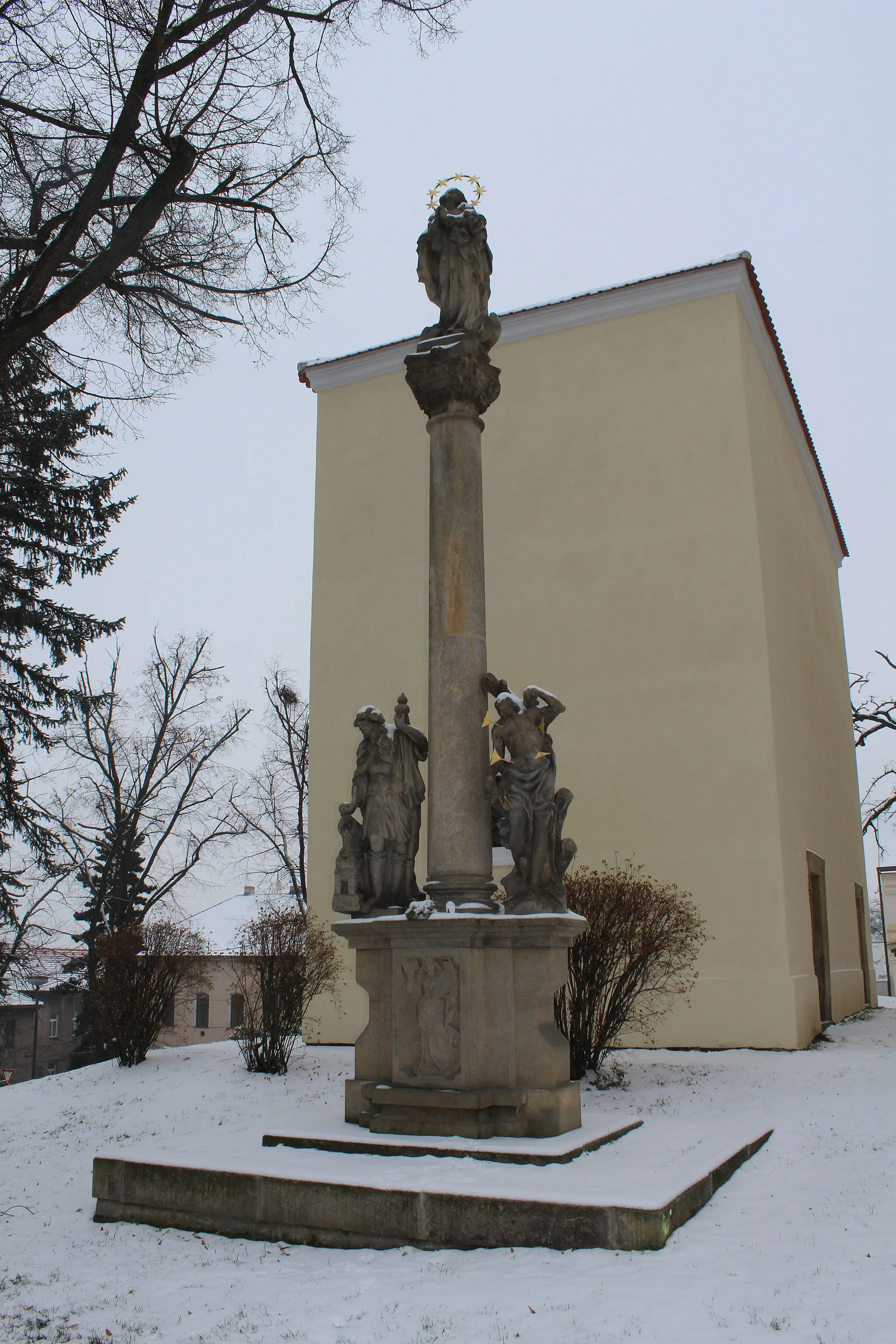 Photo showing: Hořovice vedle kostela Nejsvatější Trojice u Palackého náměstí stojí Mariánský sloup. Mariánský morový sloup pochází z roku 1711. Na podstavci je umístěna socha sv. Floriána a Šebestiána.