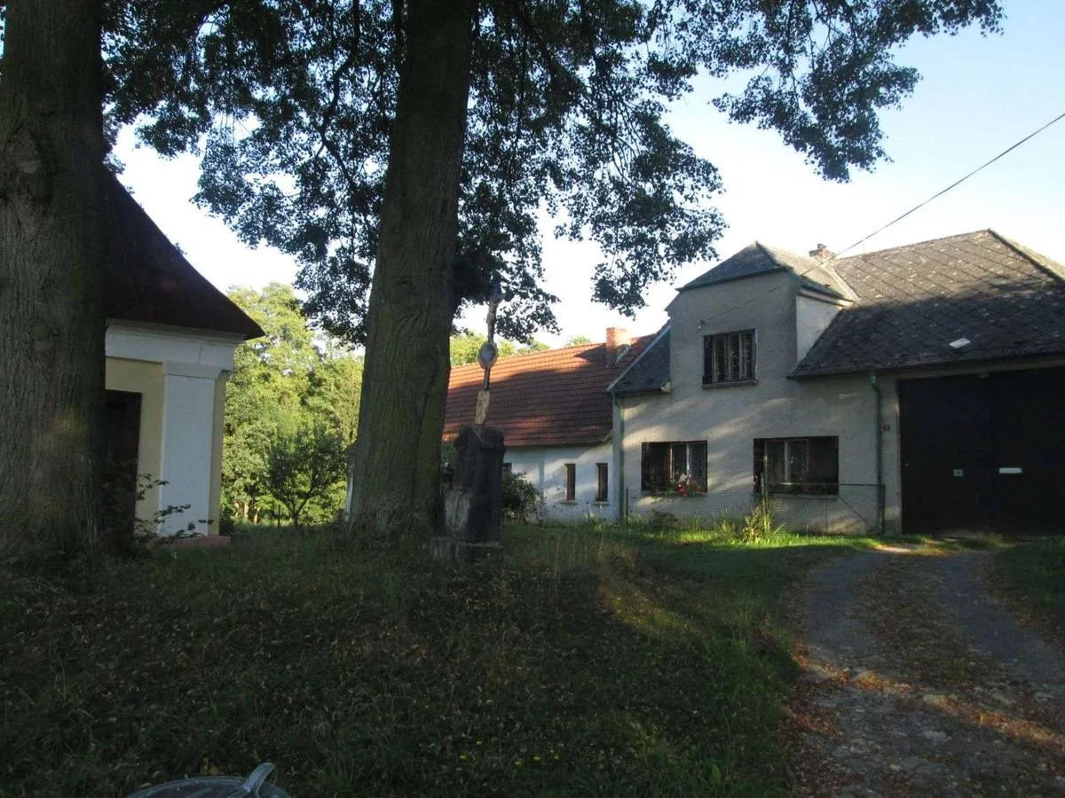 Photo showing: Wayside cross in Pravonín in Benešov District – entry no. 6790.