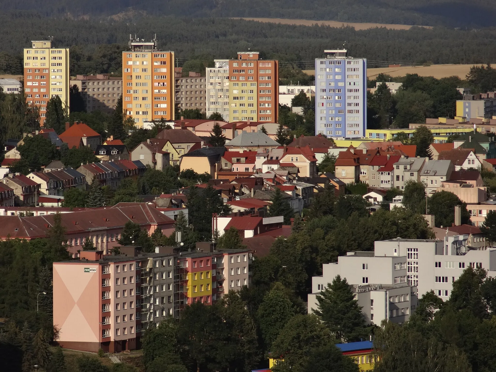 Photo showing: Tachov - severní část města (sídliště pod nádražím) z rozhledny Vysoká