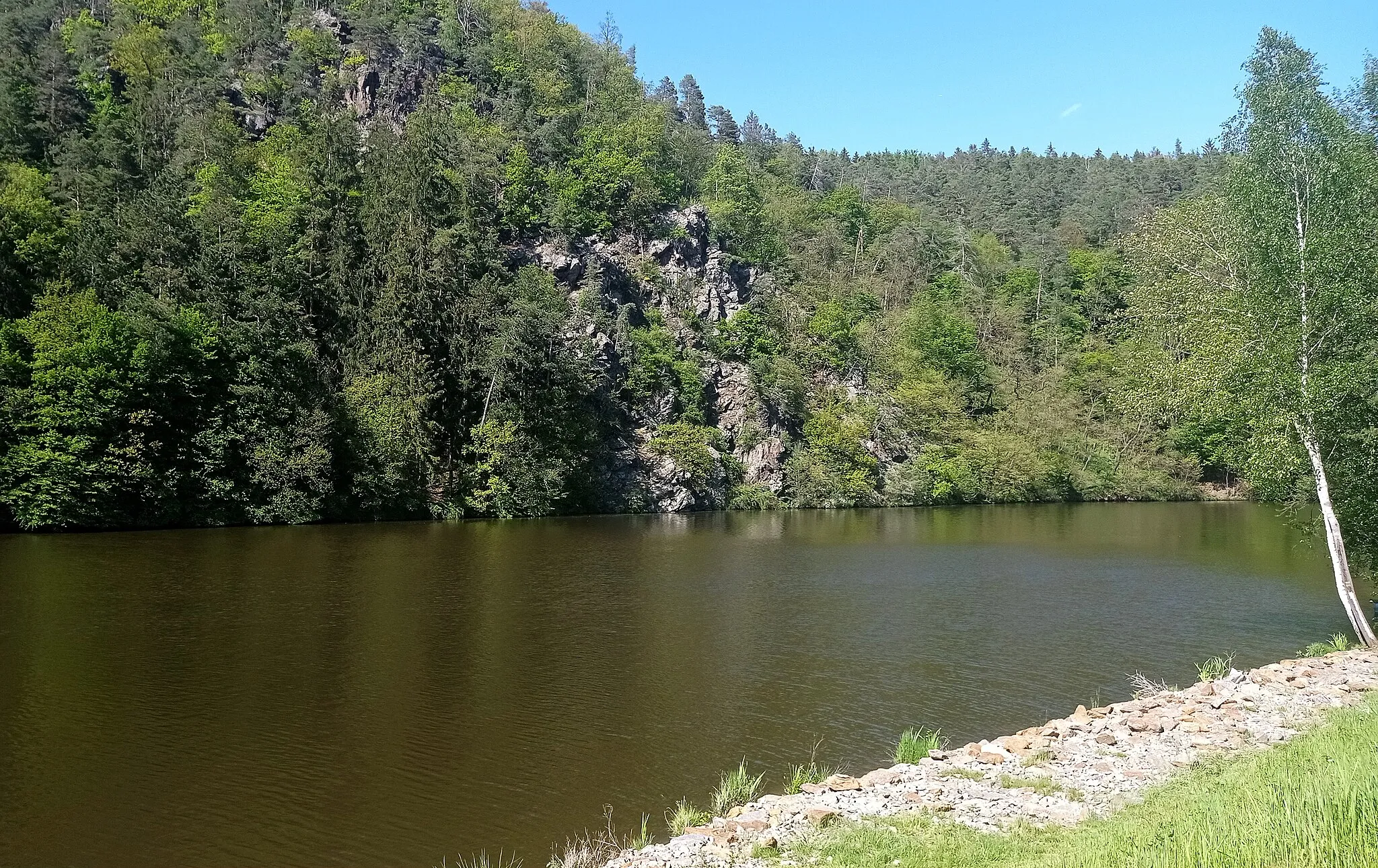 Photo showing: Kořenská skála, a rock at Kořensko Reservoir near the village of Neznašov, South Bohemian Region, Czechia