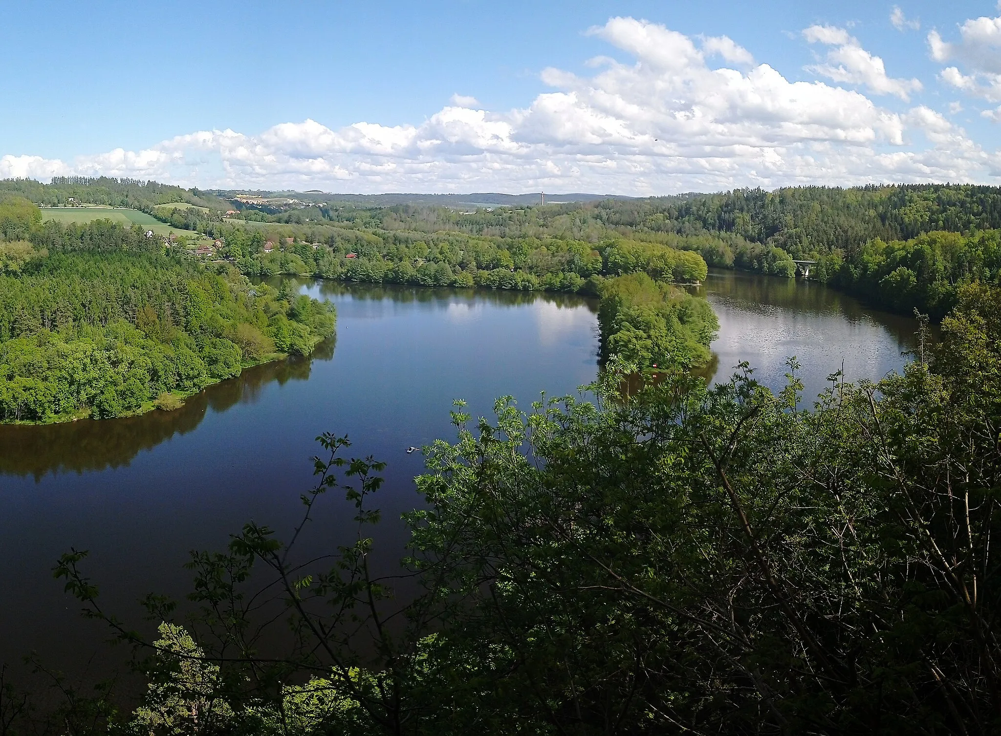 Photo showing: The Vltava River just behind the confluence with the Lužnice River‎ near the village of Neznašov, South Bohemian Region, Czechia, as seen from a viewpoint on the educational trail Za neznašovským kohoutem