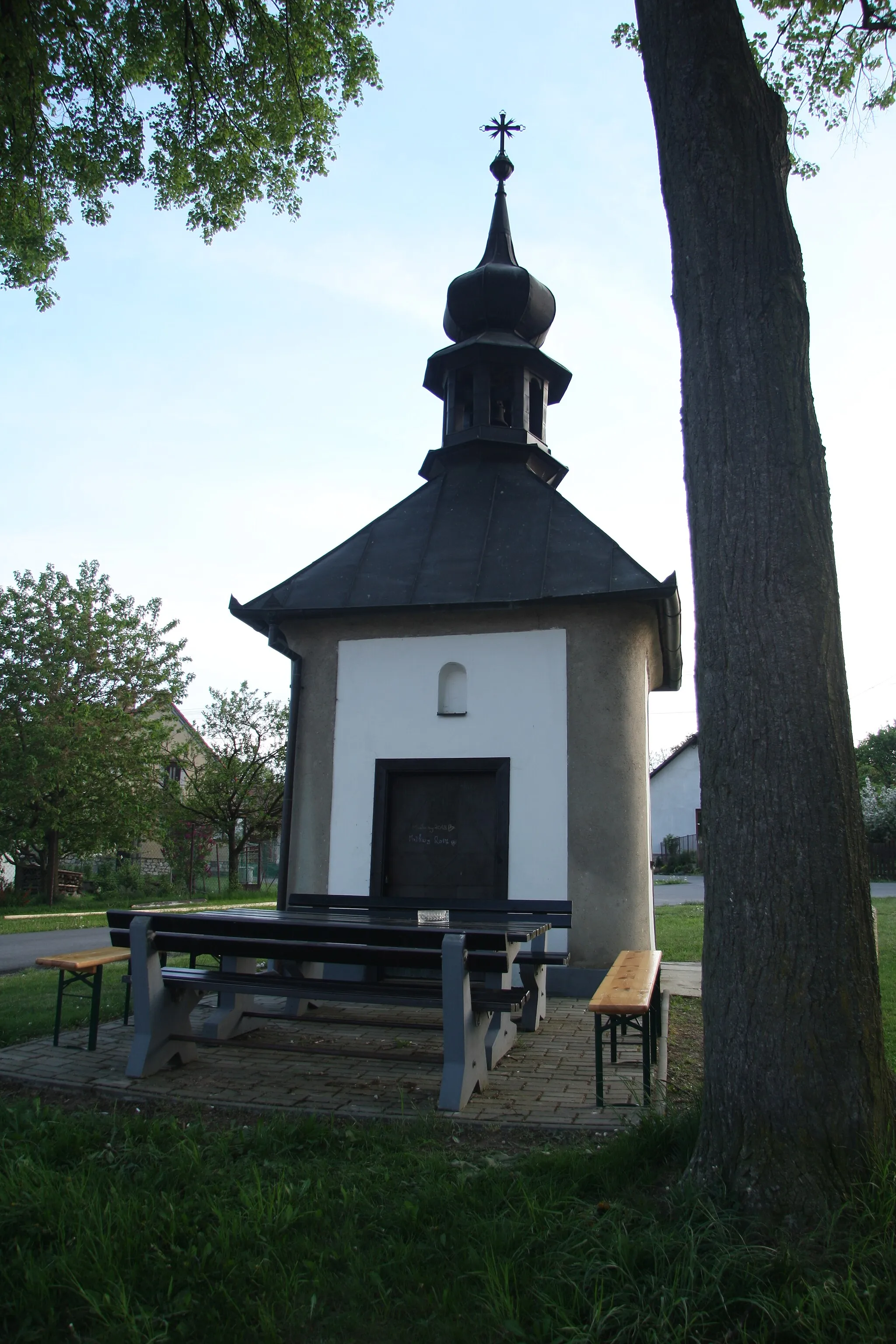 Photo showing: Chapel in Kloužovice, Chýnov, Tábor District.