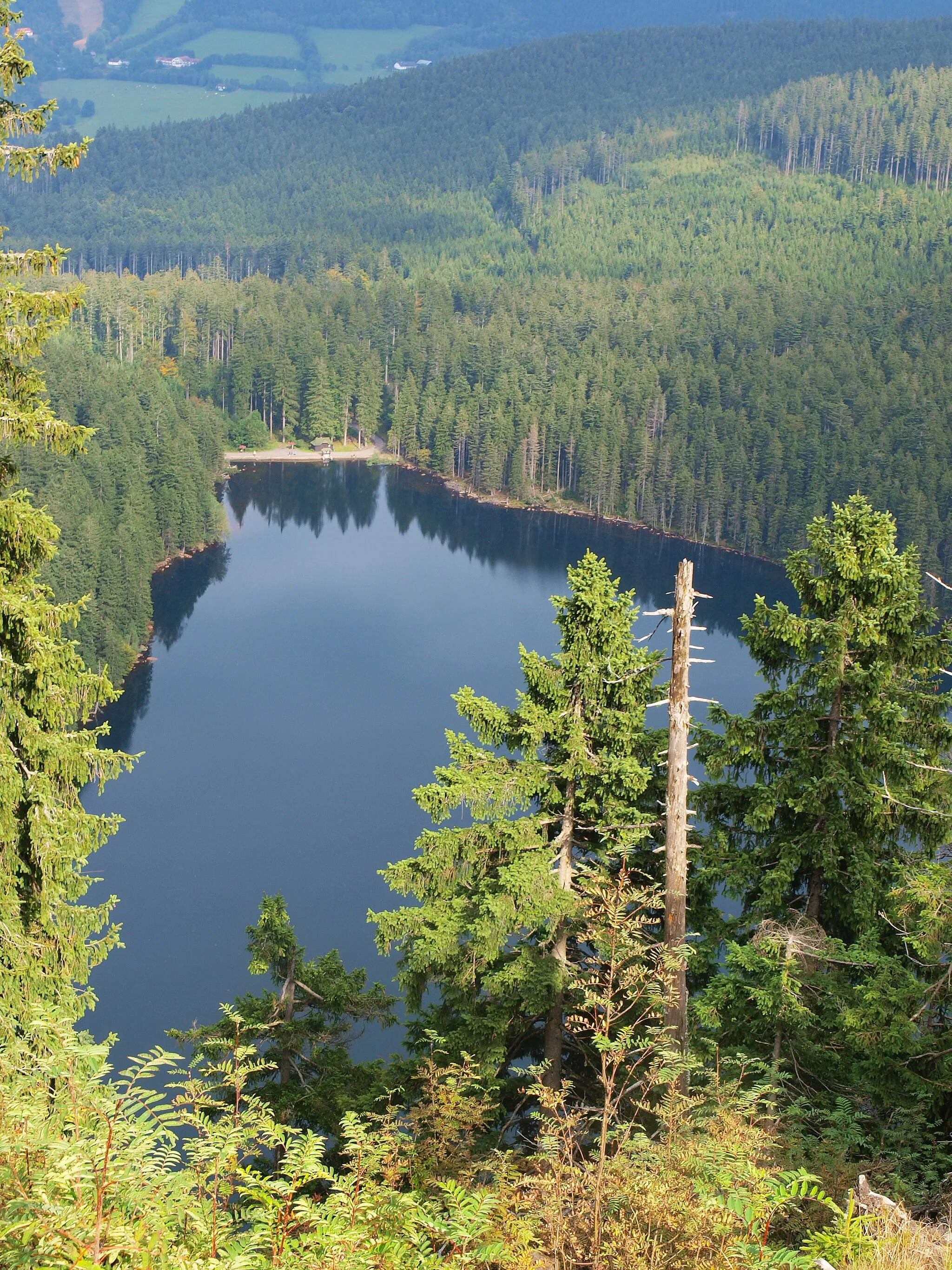 Photo showing: Černé jezero zabírané z karové stěny pod Jezerní horou poblíž Svarohu