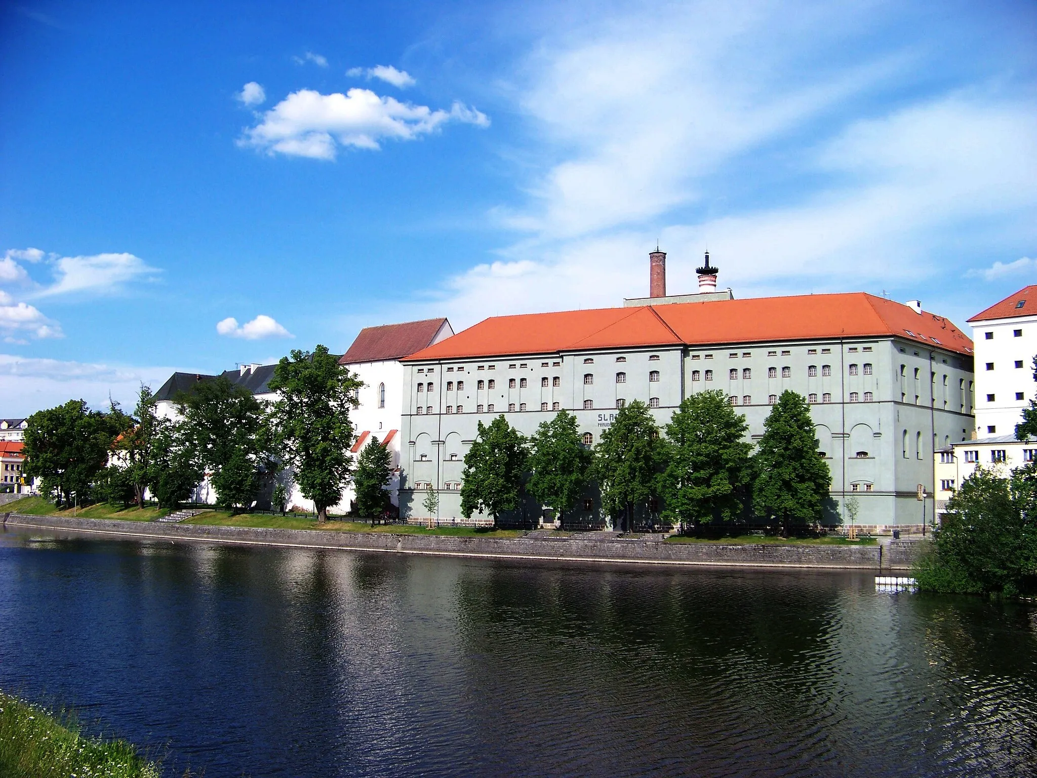 Photo showing: Písek-Vnitřní Město, Písek District, South Bohemian Region, the Czech Republic. The malthouse and the castle, Otava river.