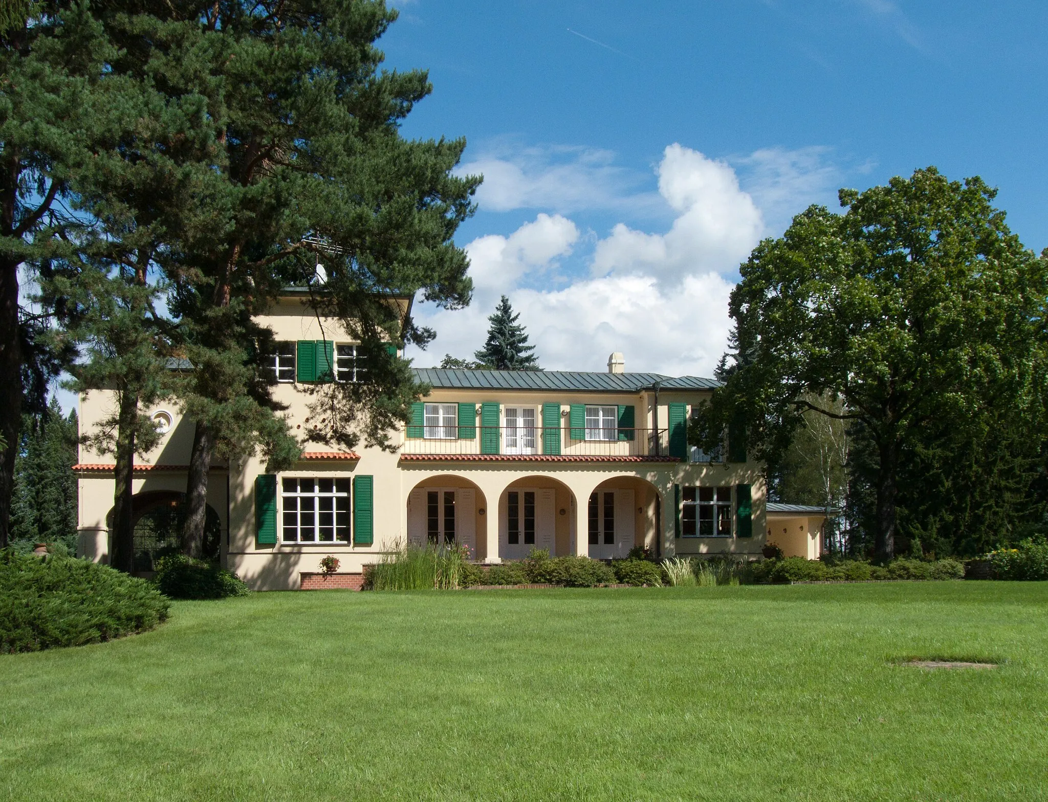 Photo showing: Beneš villa (private house owned by the second Czechoslovak president Edvard Beneš) in Sezimově Ústí, Czech Republic, as seen from the south-east