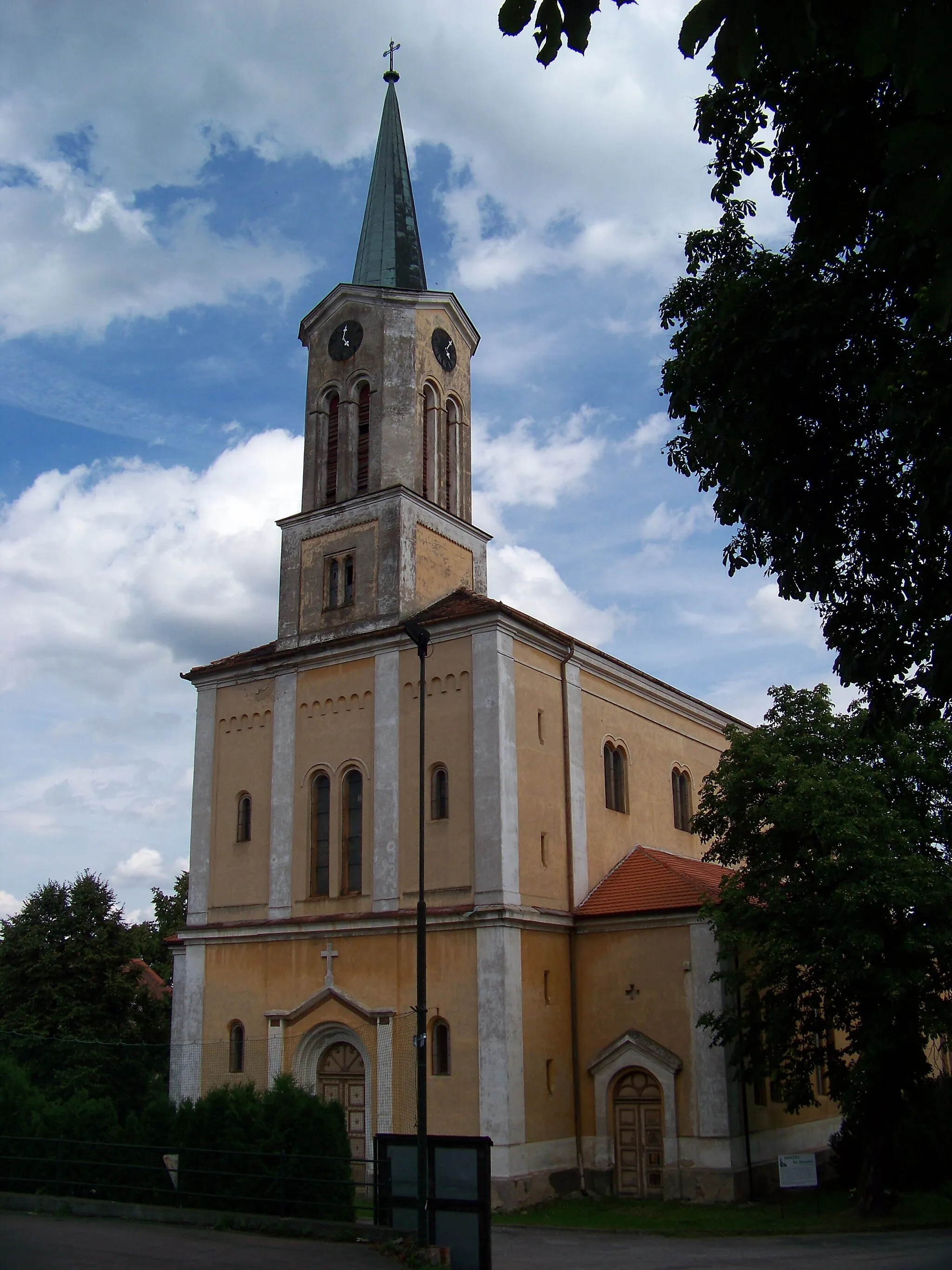 Photo showing: Hudlice, Beroun District, Central Bohemian Region, the Czech Republic. Jungmannova street, Saint Thomas church.